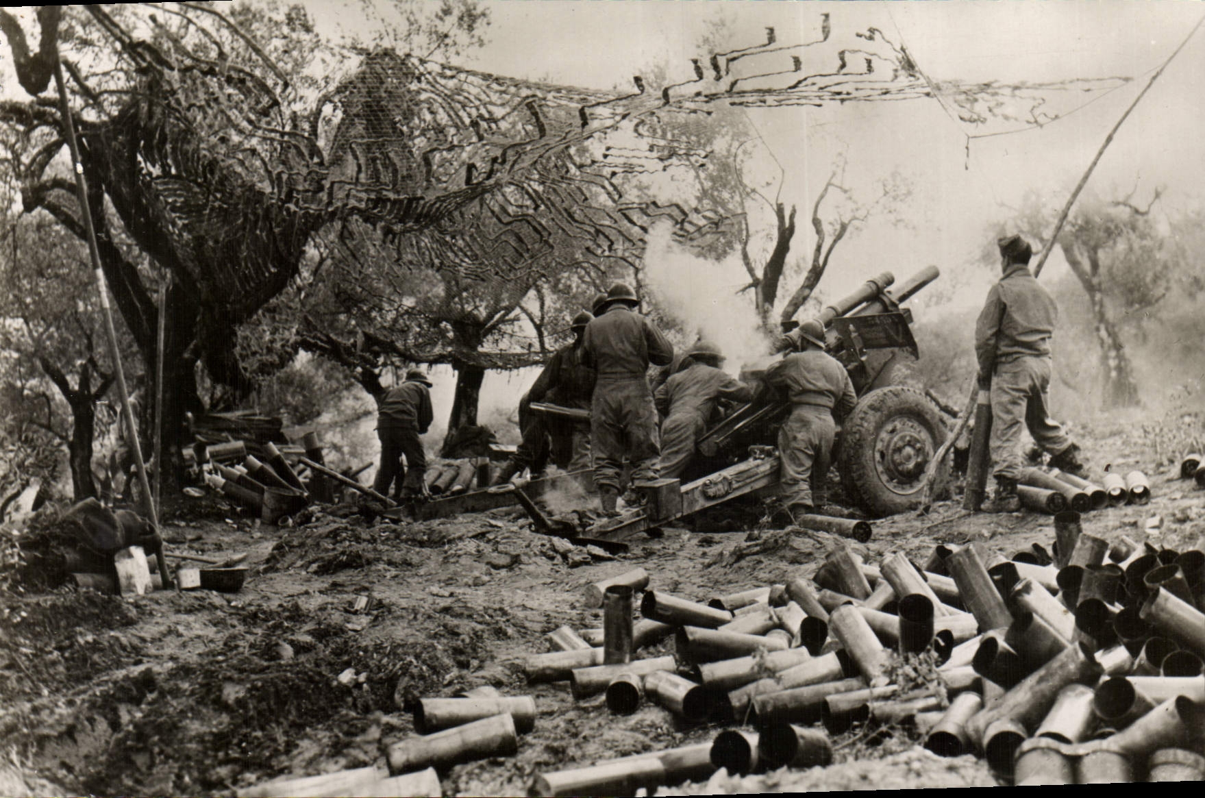 CPM Militaria De Tunis a Sienne Batterie en action devant Cassino