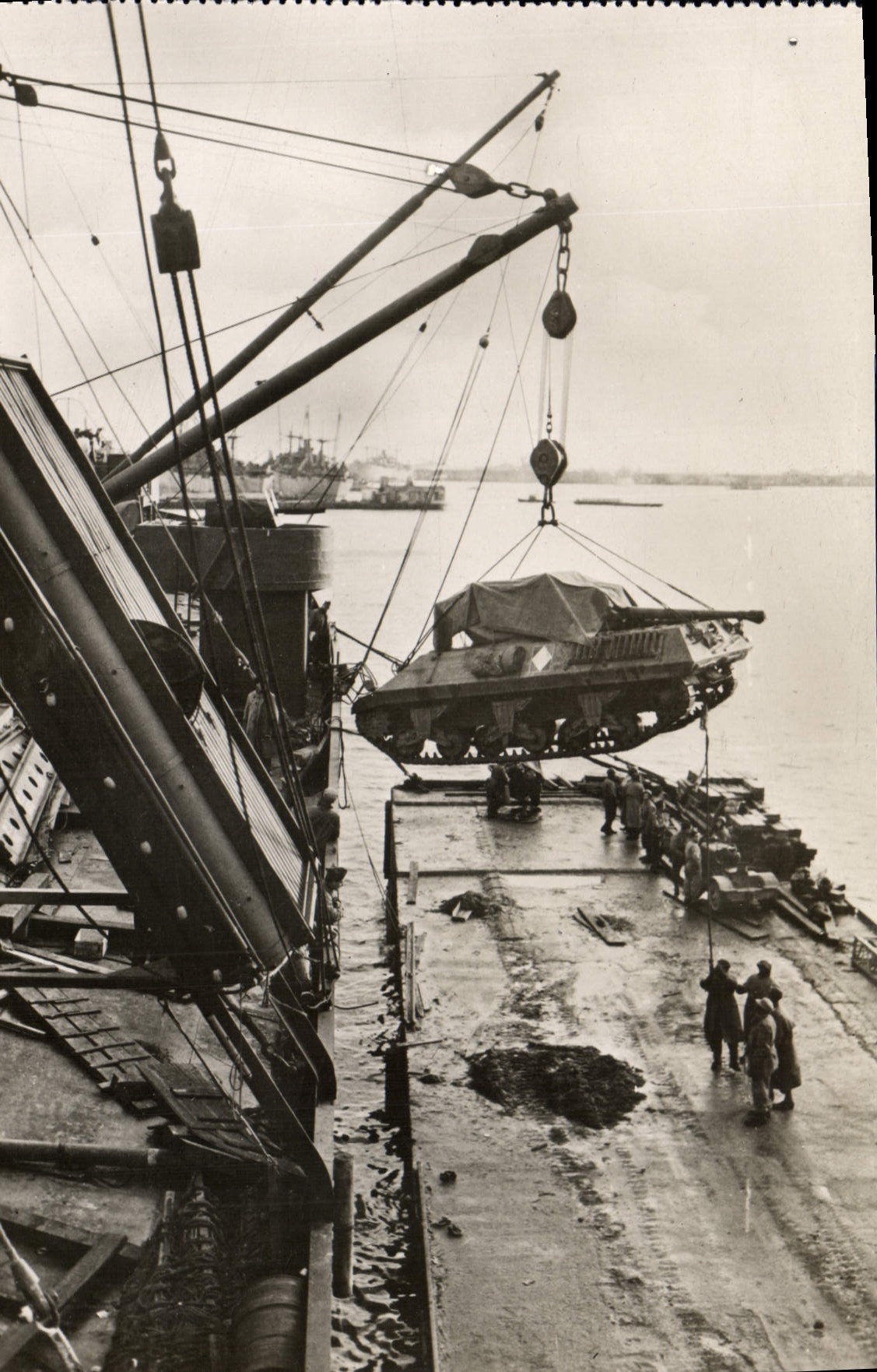 CPM Militaria De Tunis a Sienne Debarquement dans un port Italien d'elements blindes francais Tank Char d'assaut
