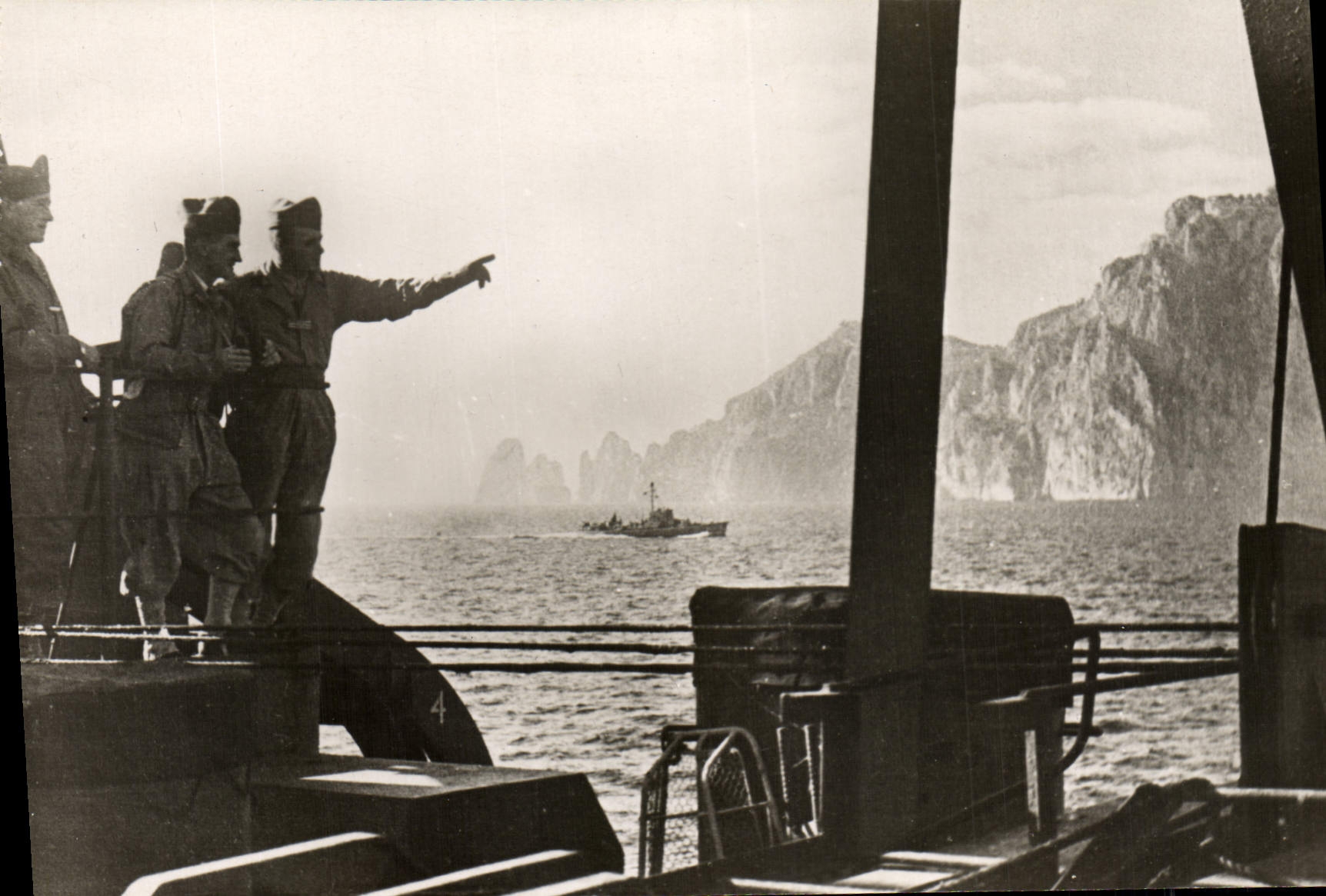 Modern Postcard Militaria Of Tunis has His the Italian dimension is in sight