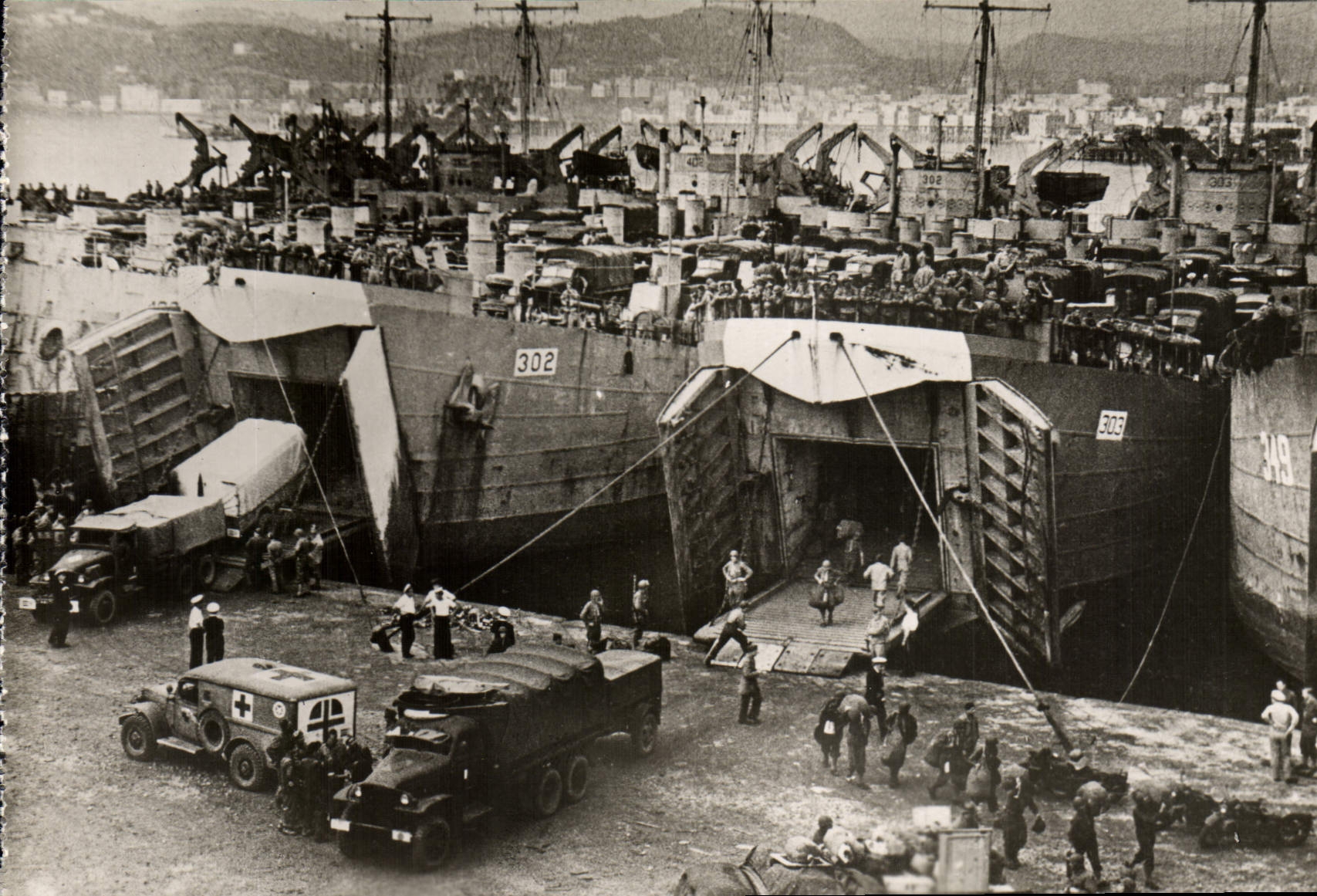 CPM Militaria De Tunis a Sienne Le Corps Expedtionnaire Francais debarque a Naples CEF Croix Rouge
