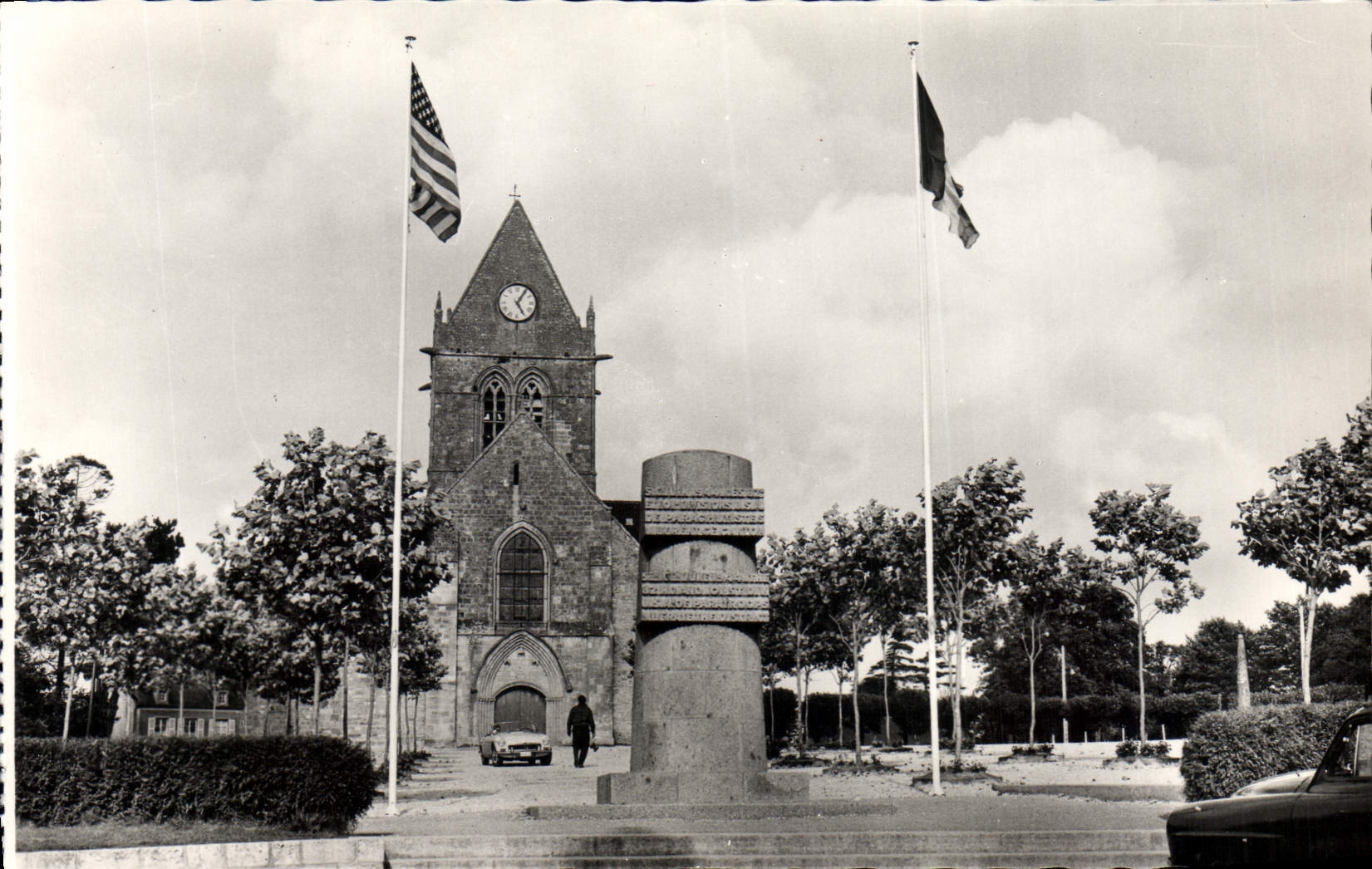 CPM Militaria Ste Mere Eglise Place du 6 juin Eglise Monument commemorant la liberation