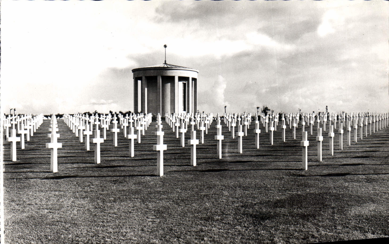 CPM Militaria Saint Laurent sur Mer La chapelle du cimetiere americain