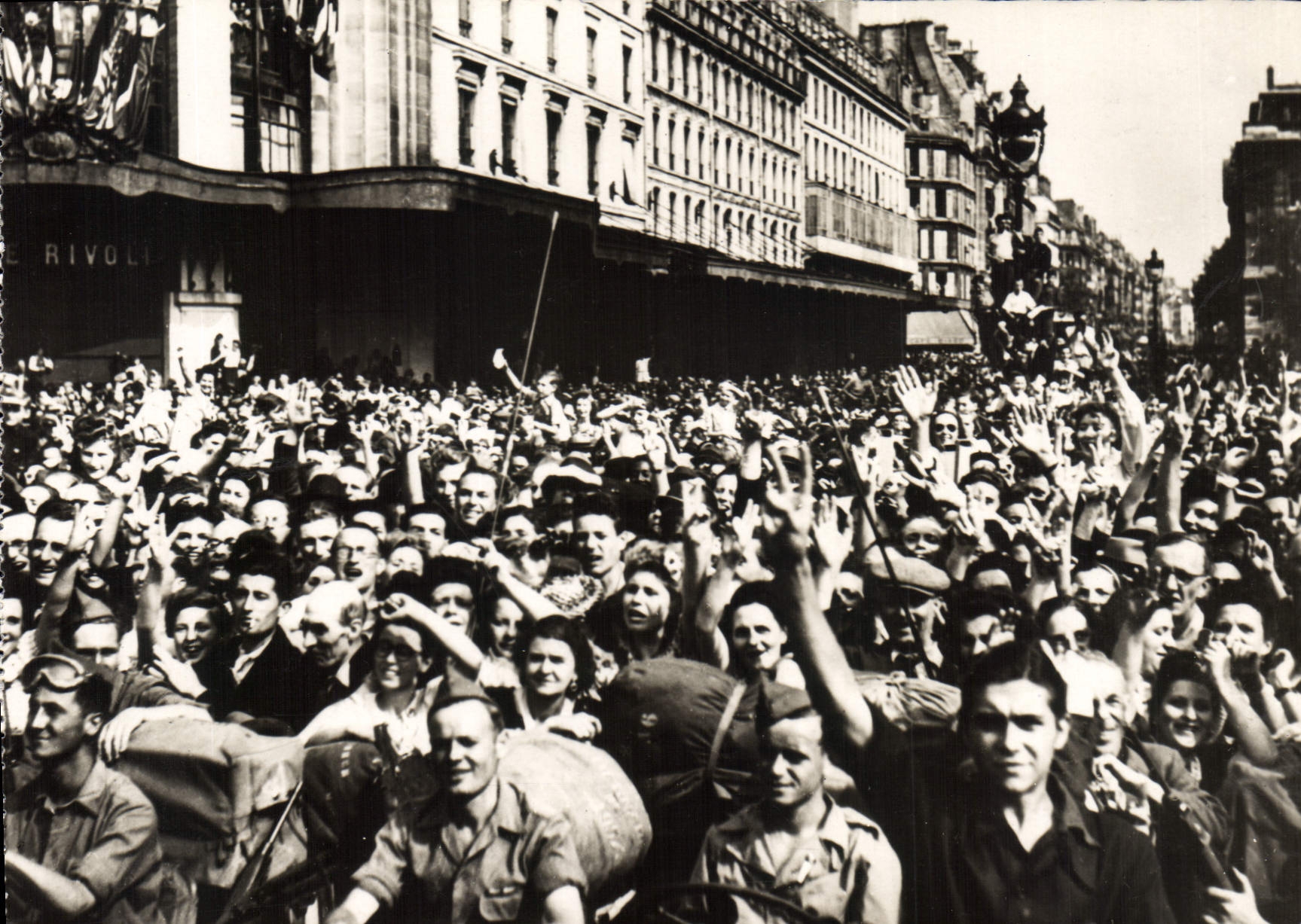 CPM Militaria La foule acclamant le General de Gaulle place de l'Hotel de Ville Paris