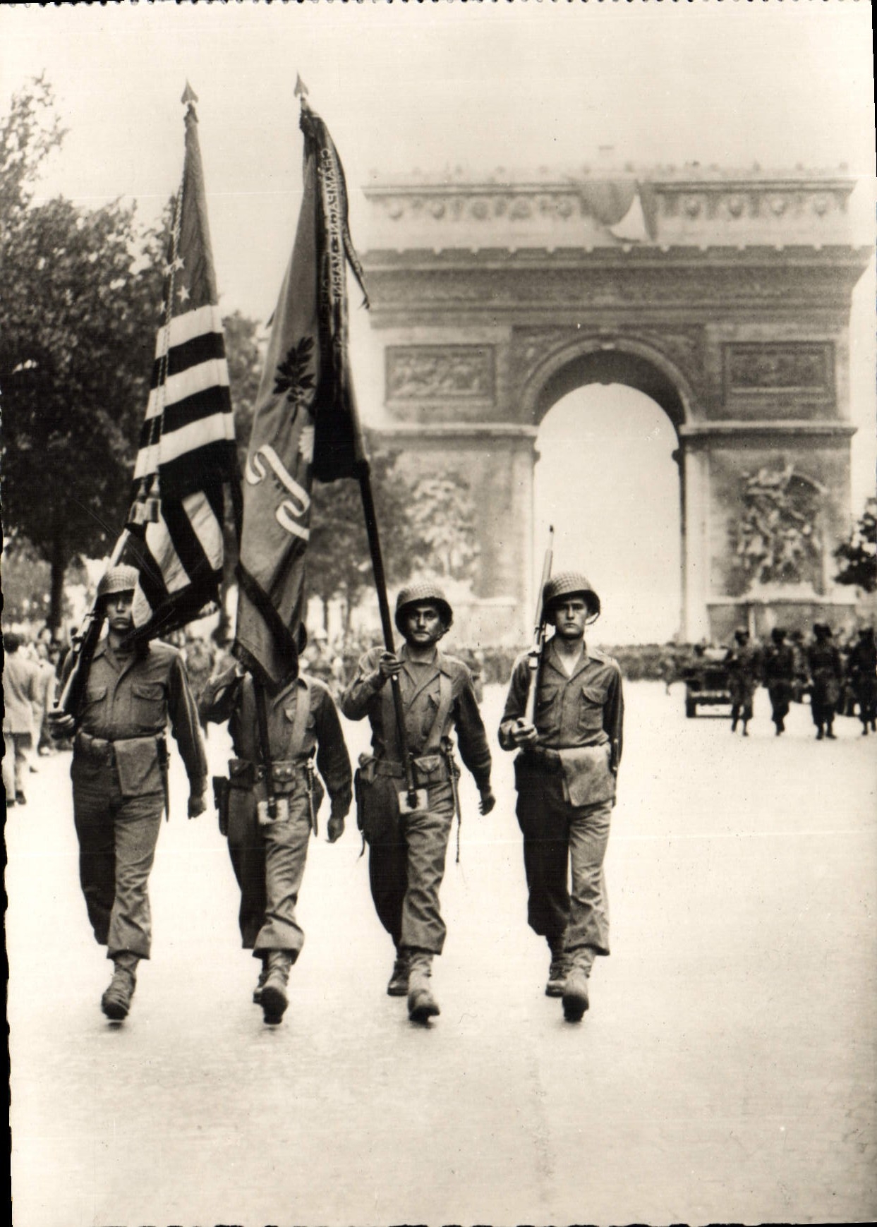 Modern Postcard Militaria Ravelled of the American flags at the Paris Champs Elysées