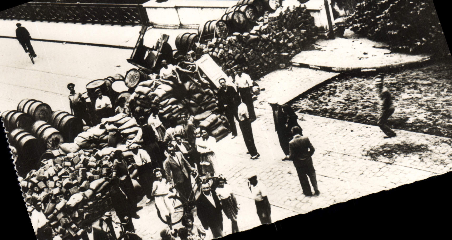 Modern Postcard Militaria Barricades in the suburbs of Paris