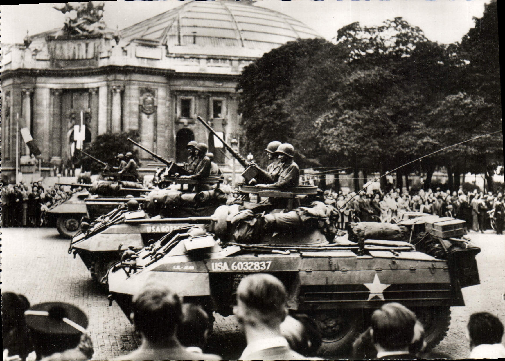 CPM Militaria Passage des blindes americains devant le Grand Palais Paris