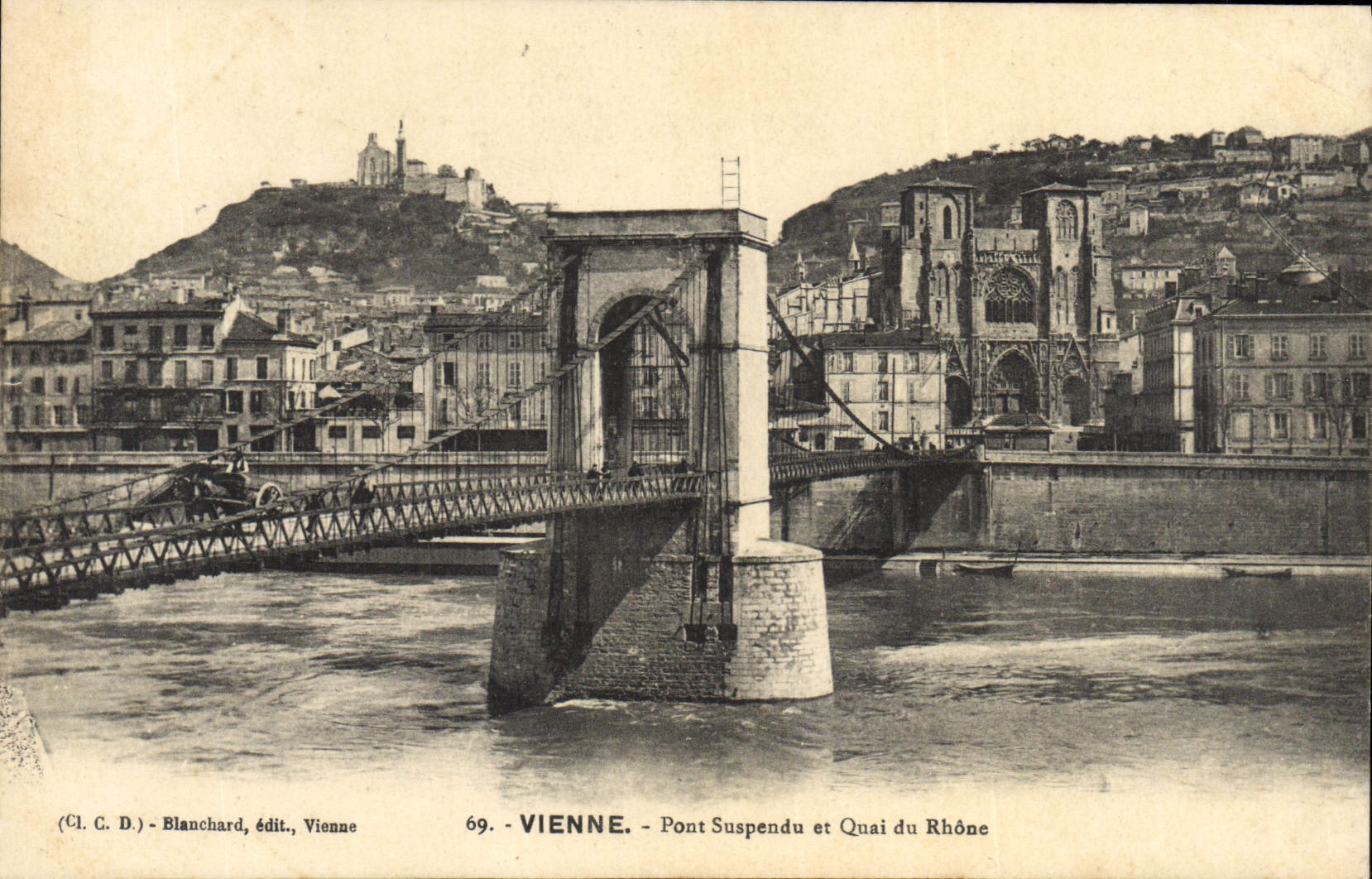 CPA Pont suspendu et quai du Rhone Vienne