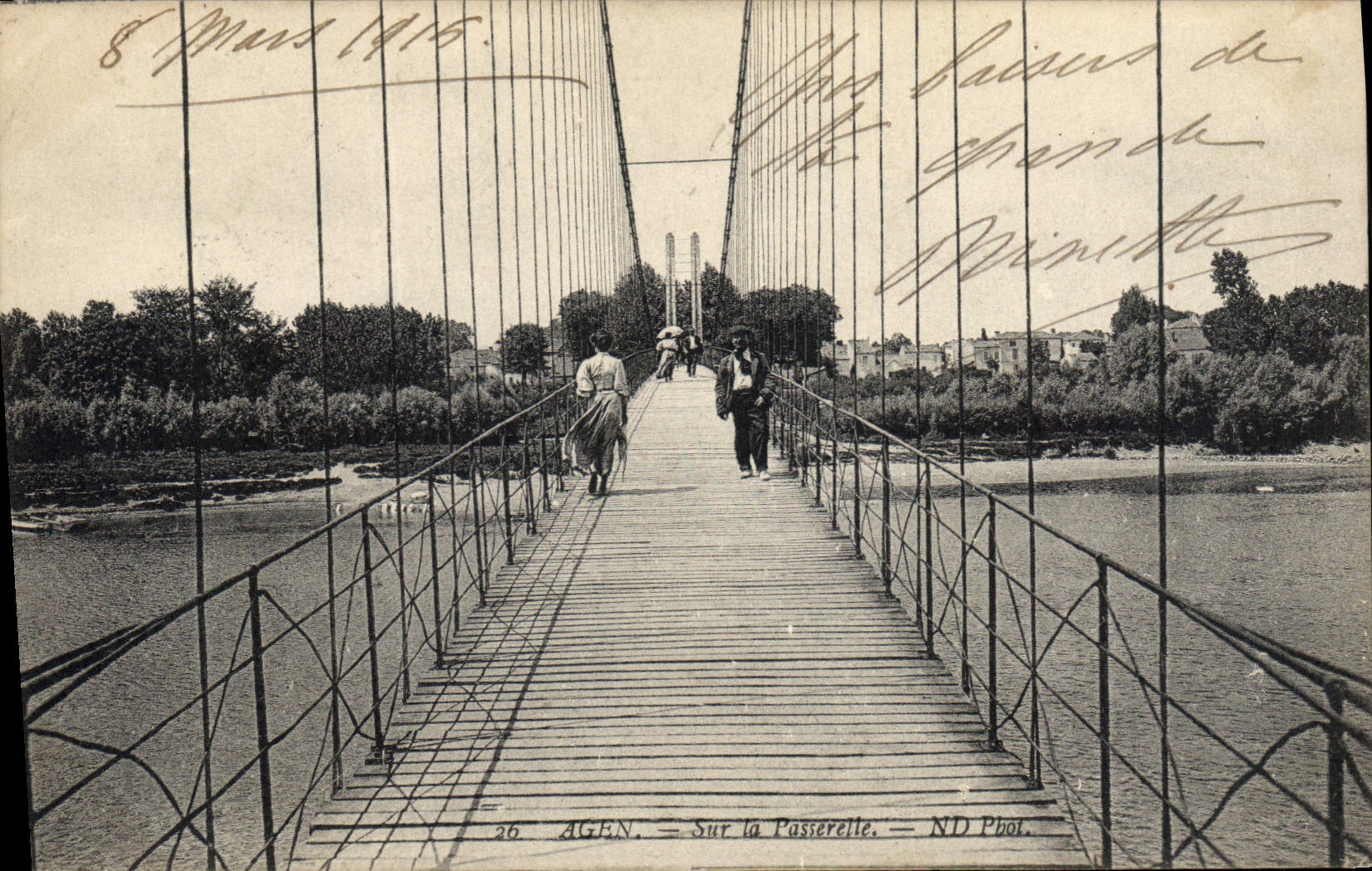 CPA Pont Agen Sur la passerelle