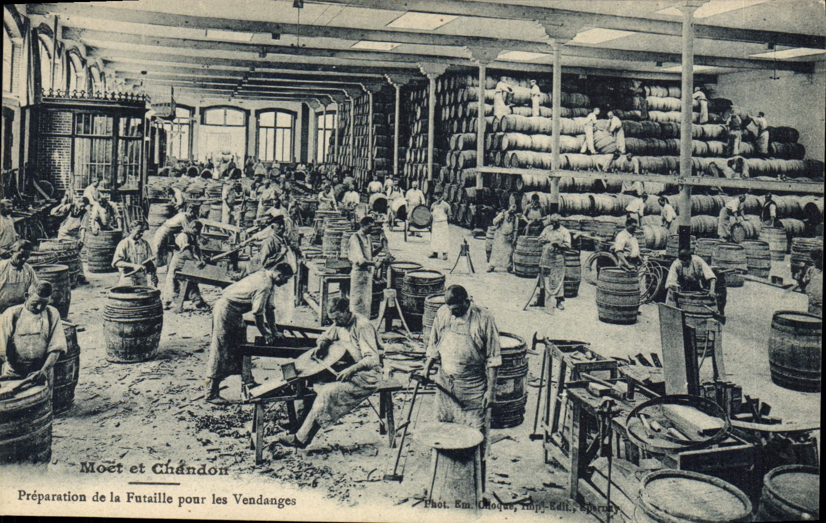 CPA Folklore Vin Vendange Champagne Moet & Chandon Preparation de la Futaille pour les vendanges