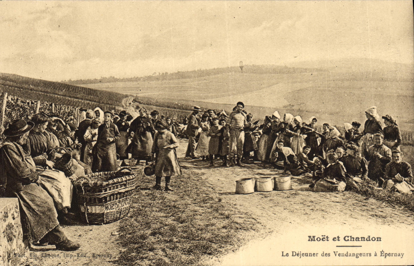 CPA Folklore Vin Vendange Champagne Moet & Chandon Le dejeuner des vendangeurs a Epernay