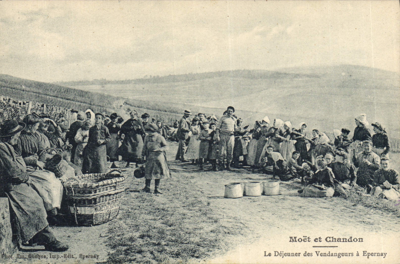 CPA Folklore Vin Vendange Champagne Moet & Chandon Le dejeuner des vendangeurs a Epernay