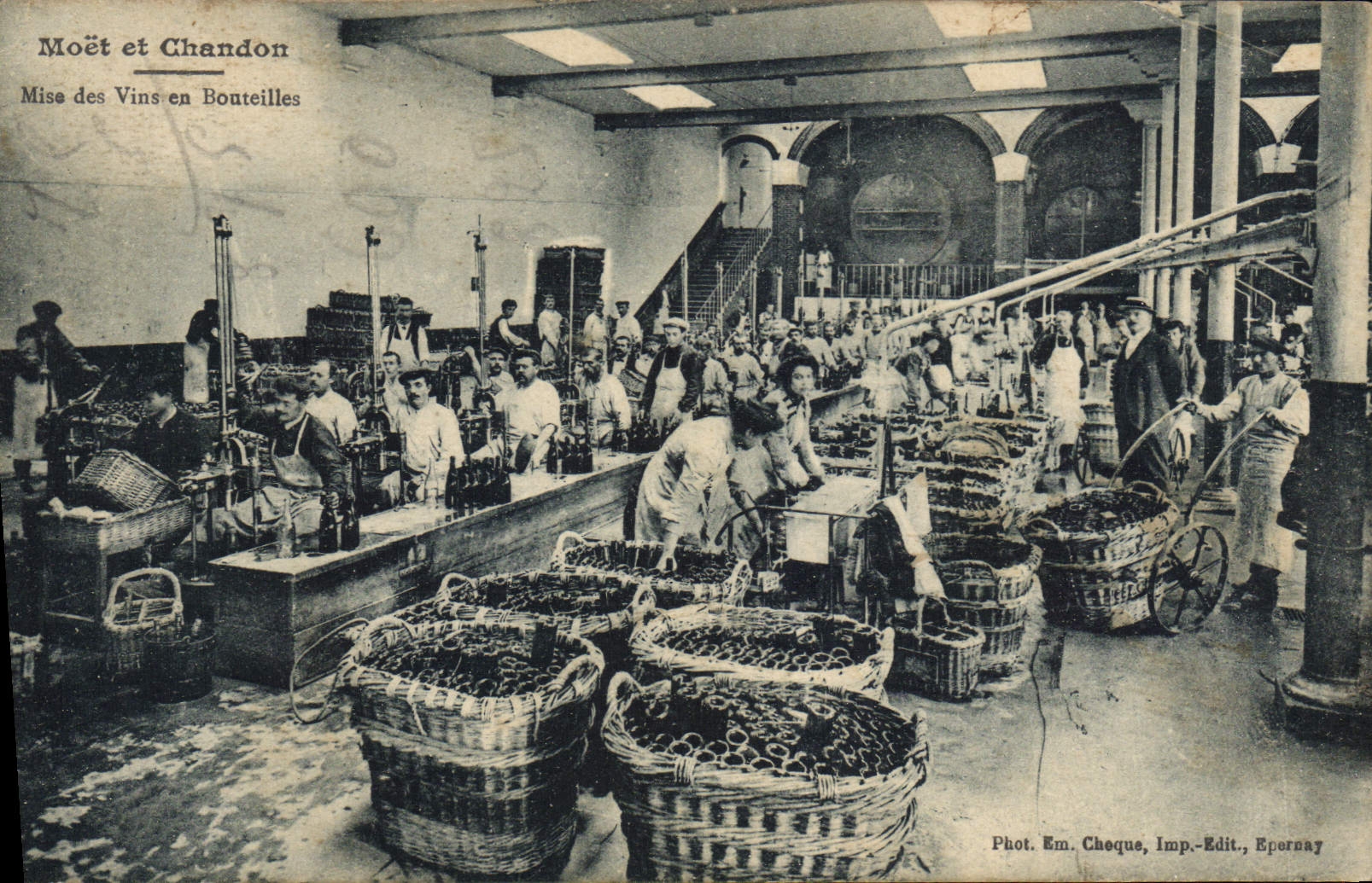 CPA Folklore Vin Vendange Champagne Moet & Chandon mise des vins en bouteilles