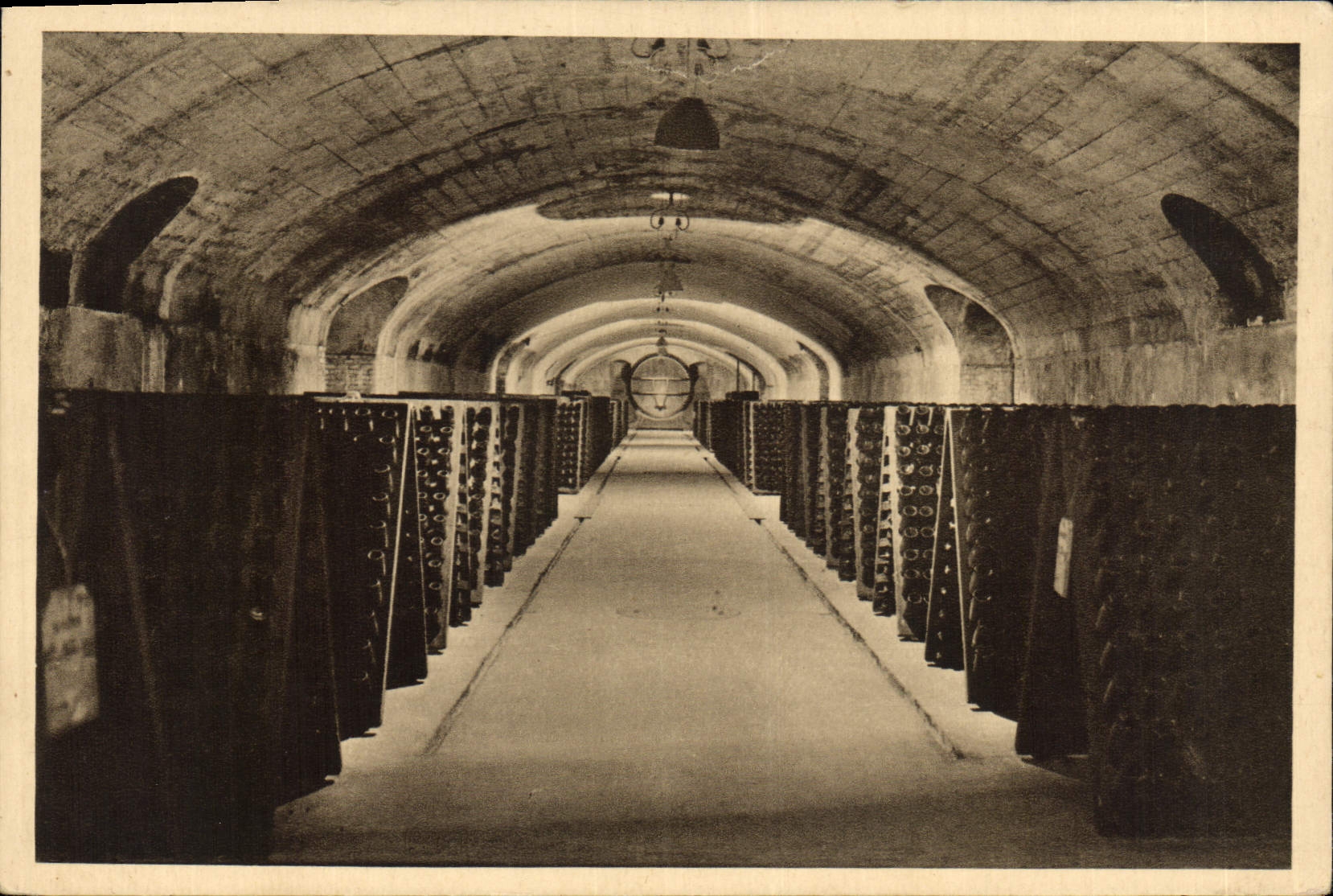 CPA Folklore Vin Vendange Champagne Louis Roederer Vins sur pointe pendant le remuage