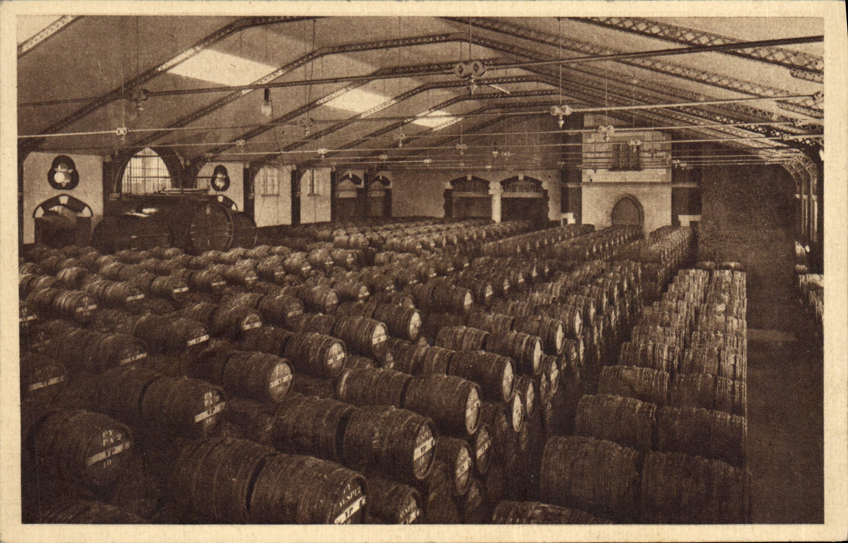 CPA Folklore Vin Vendange Champagne Pommery & Greno Reims Un cellier rempli de vins nouveaux