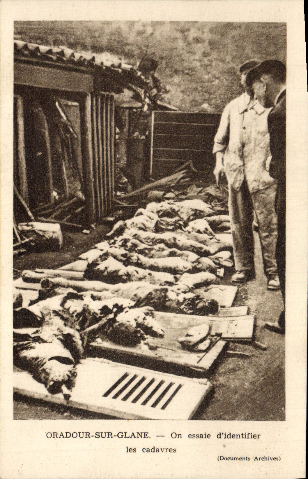 CPM Militaria Oradour sur Glane On essaie d'identifier les cadavres