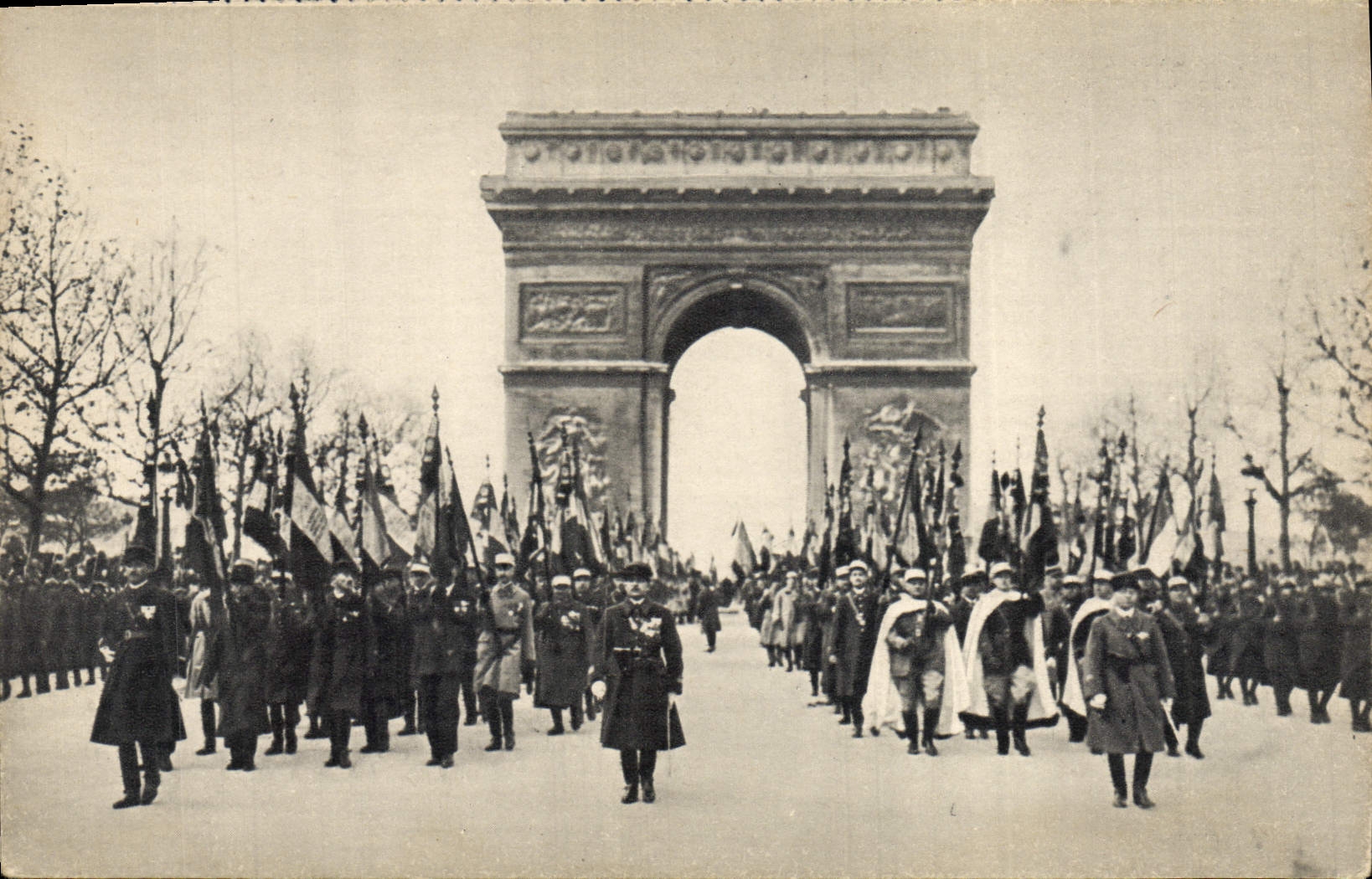 CPM Militaria 11 Novembre Les drapeaux des regiments dissous