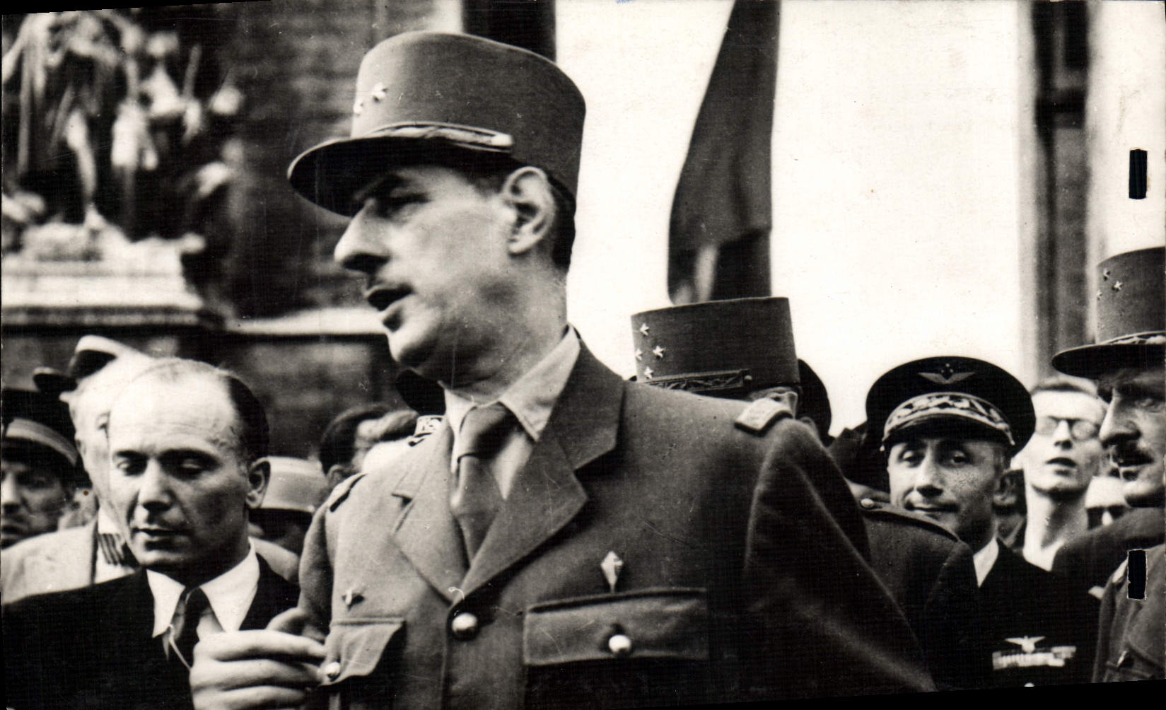 CPM Militaria General de Gaulle a l'Arc de Triomphe 16 Aout