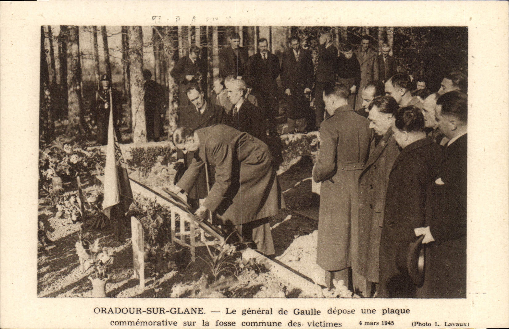 CPM Militaria Oradour sur Glane Le Generale de Gaulle depose une plaque commemorative sur la fosse commune des victimes