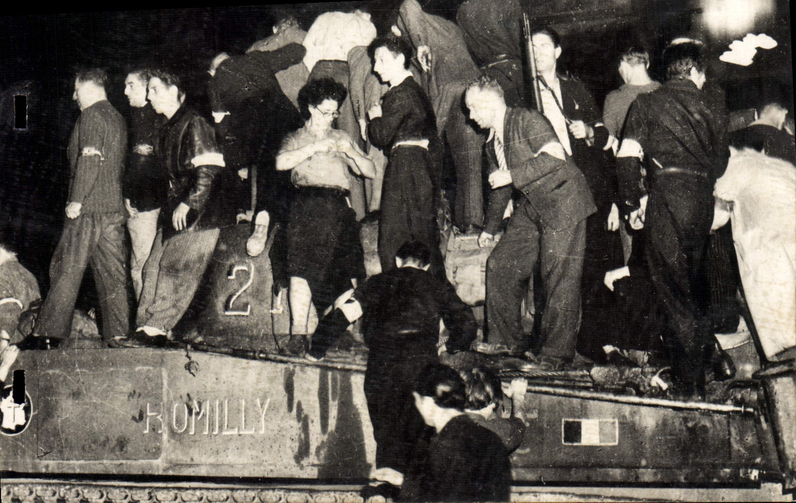 Modern Postcard Militaria Nuit of August 24th the first Leclerc tank arrives has the Town hall Paris