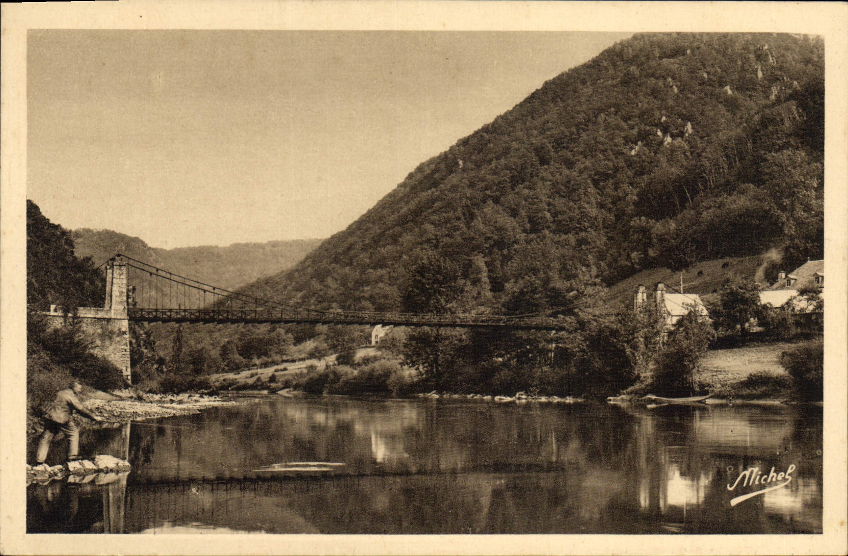 CPA Pont suspendu du Chambon de Laygye Gorges de la Dordogne 
