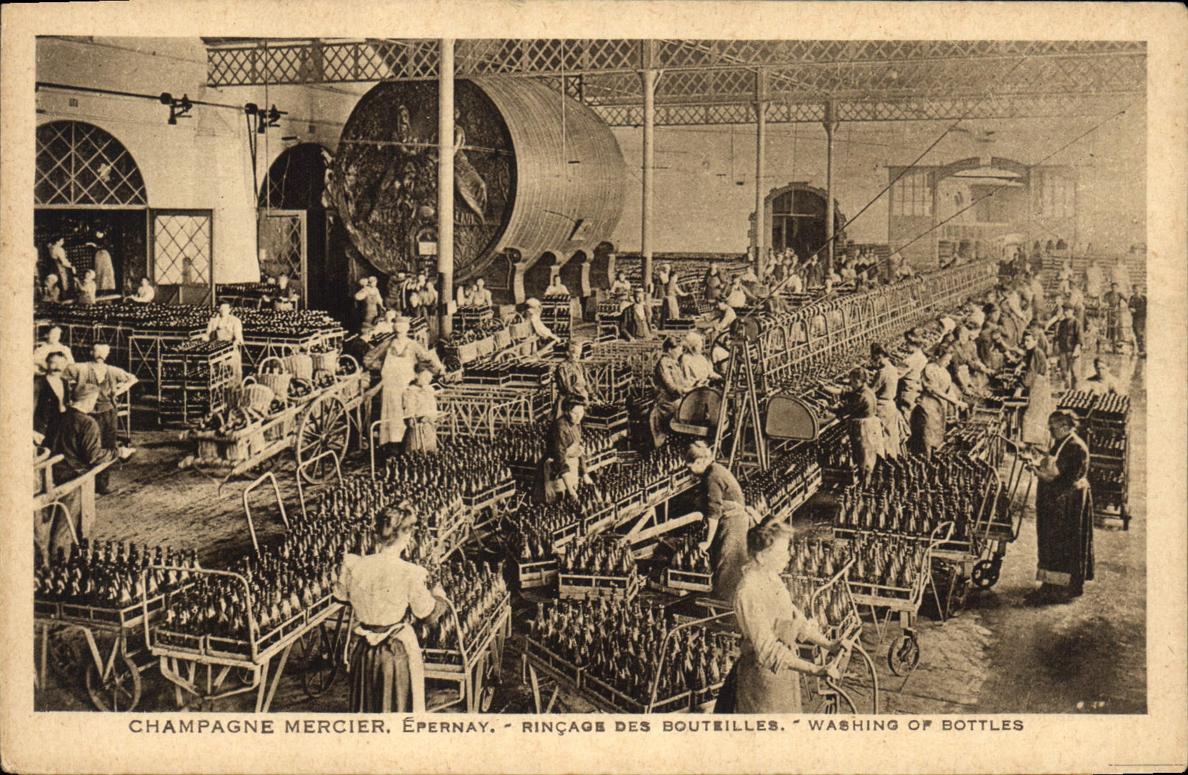 CPA Folklore Vin Vendange Champagne Mercier Epernay Rincage des bouteilles