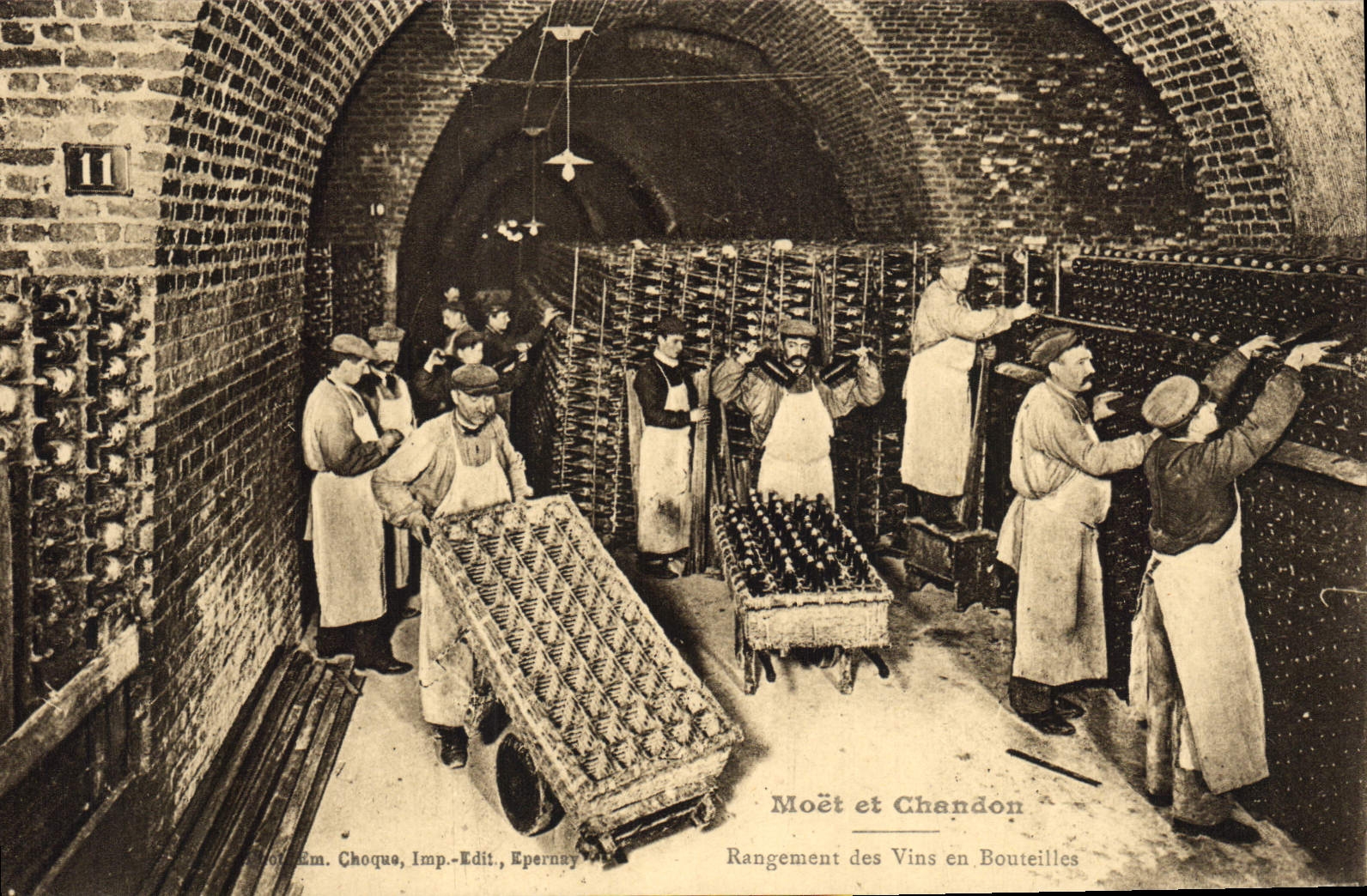 CPA Folklore Vin Vendange Champagne Moet & Chandon Rangement des vins en bouteilles