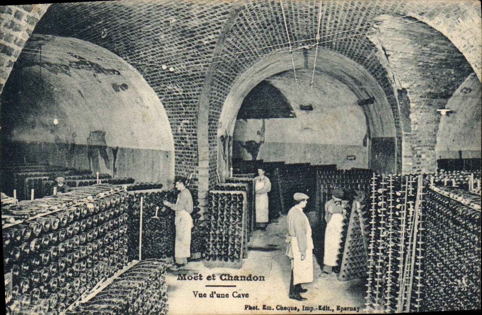 CPA Folklore Vin Vendange Champagne Moet & Chandon Vue d'une cave