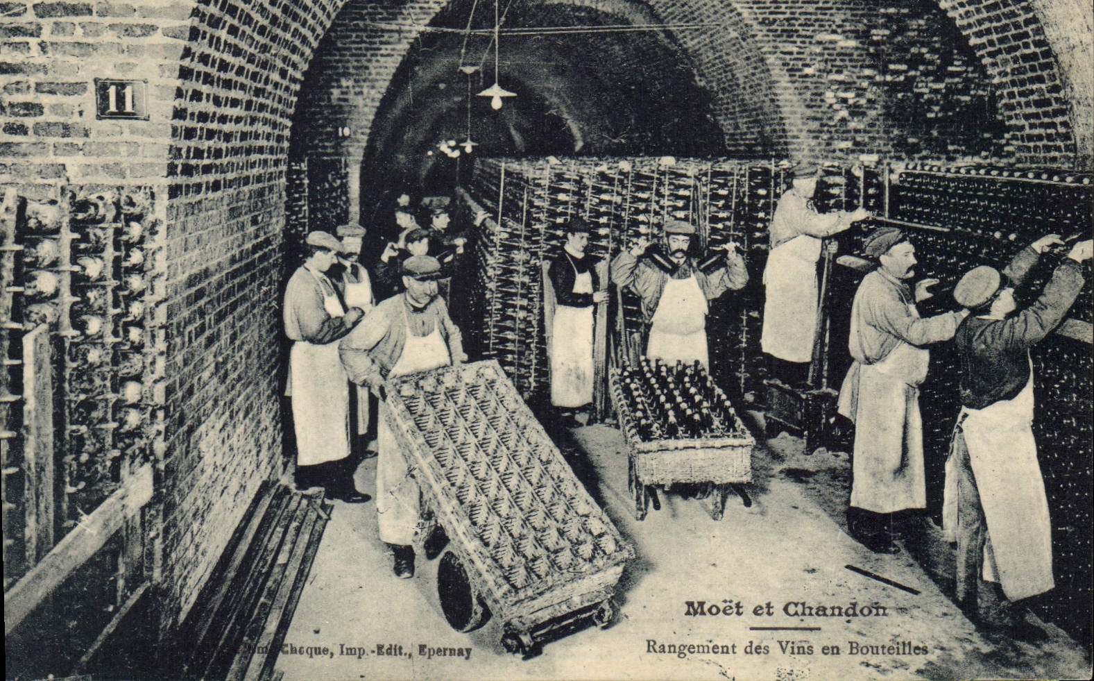 CPA Folklore Vin Vendange Champagne Moet & Chandon Rangement des vins en bouteilles