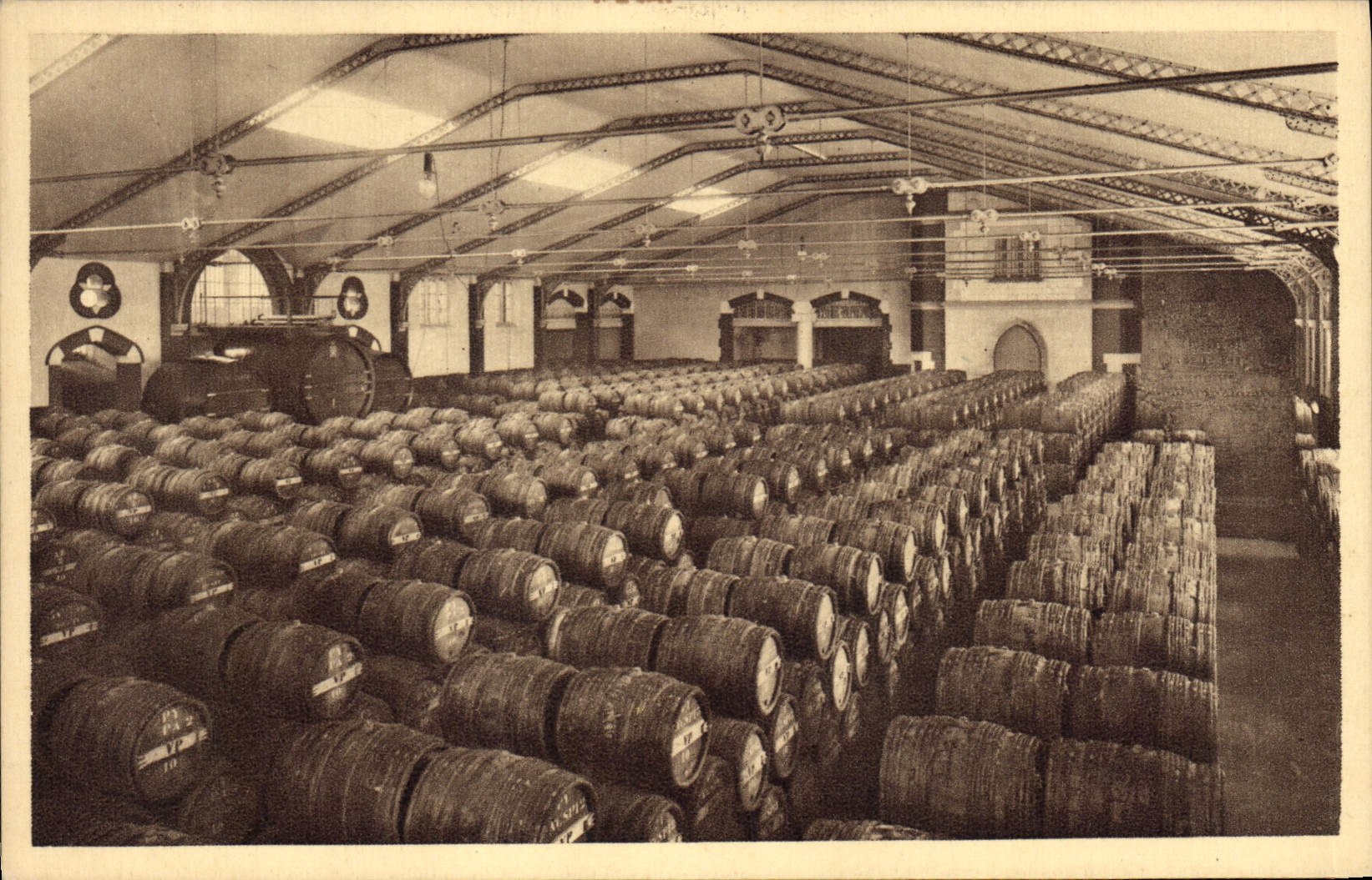 CPA Folklore Vin Vendange Champagne Pommery & Greno Reims Un cellier rempli de vins nouveaux