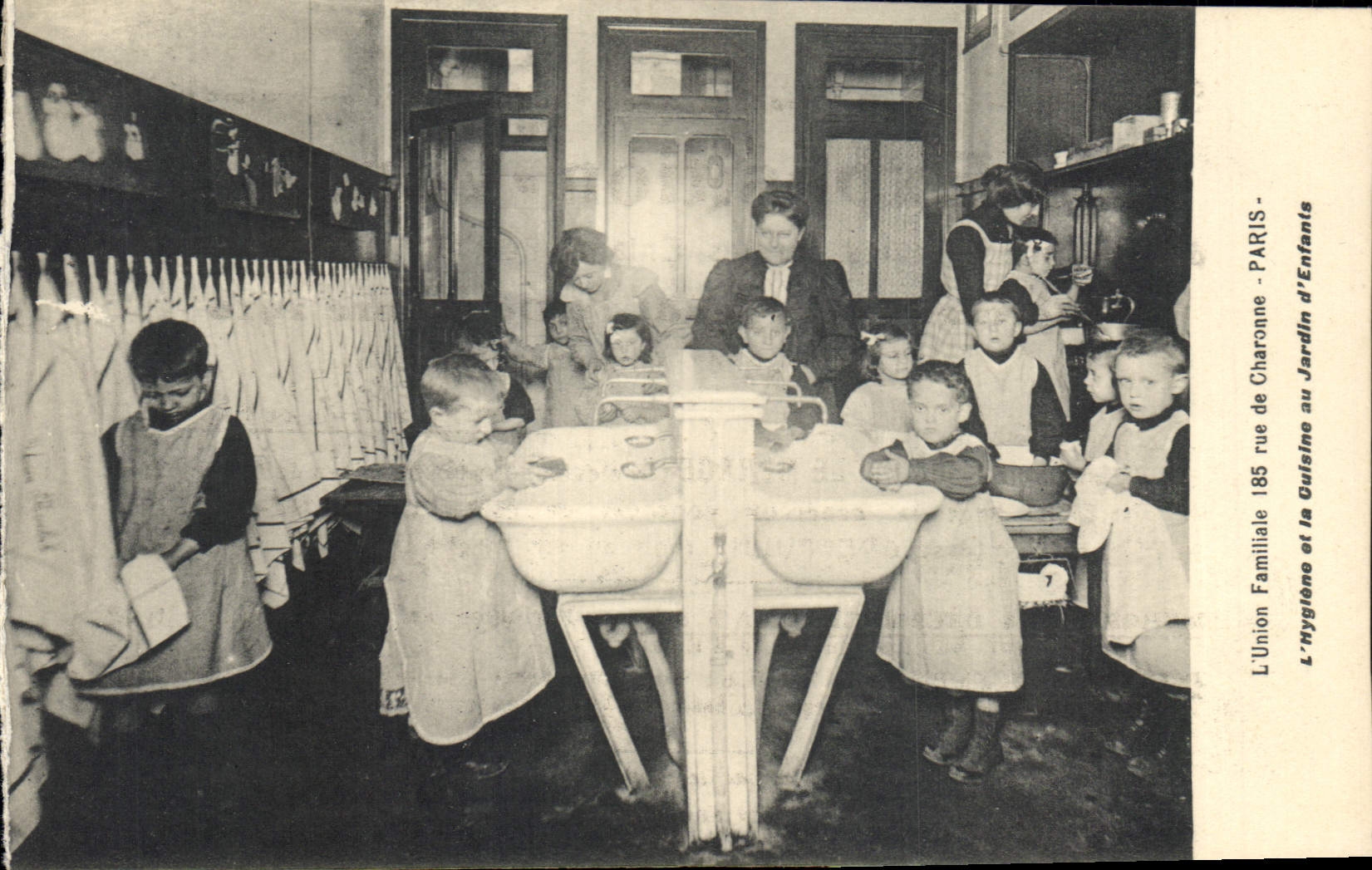 CPA Publicite Union Familiale Rue de Charonne Paris Enfants Ecole Menagere