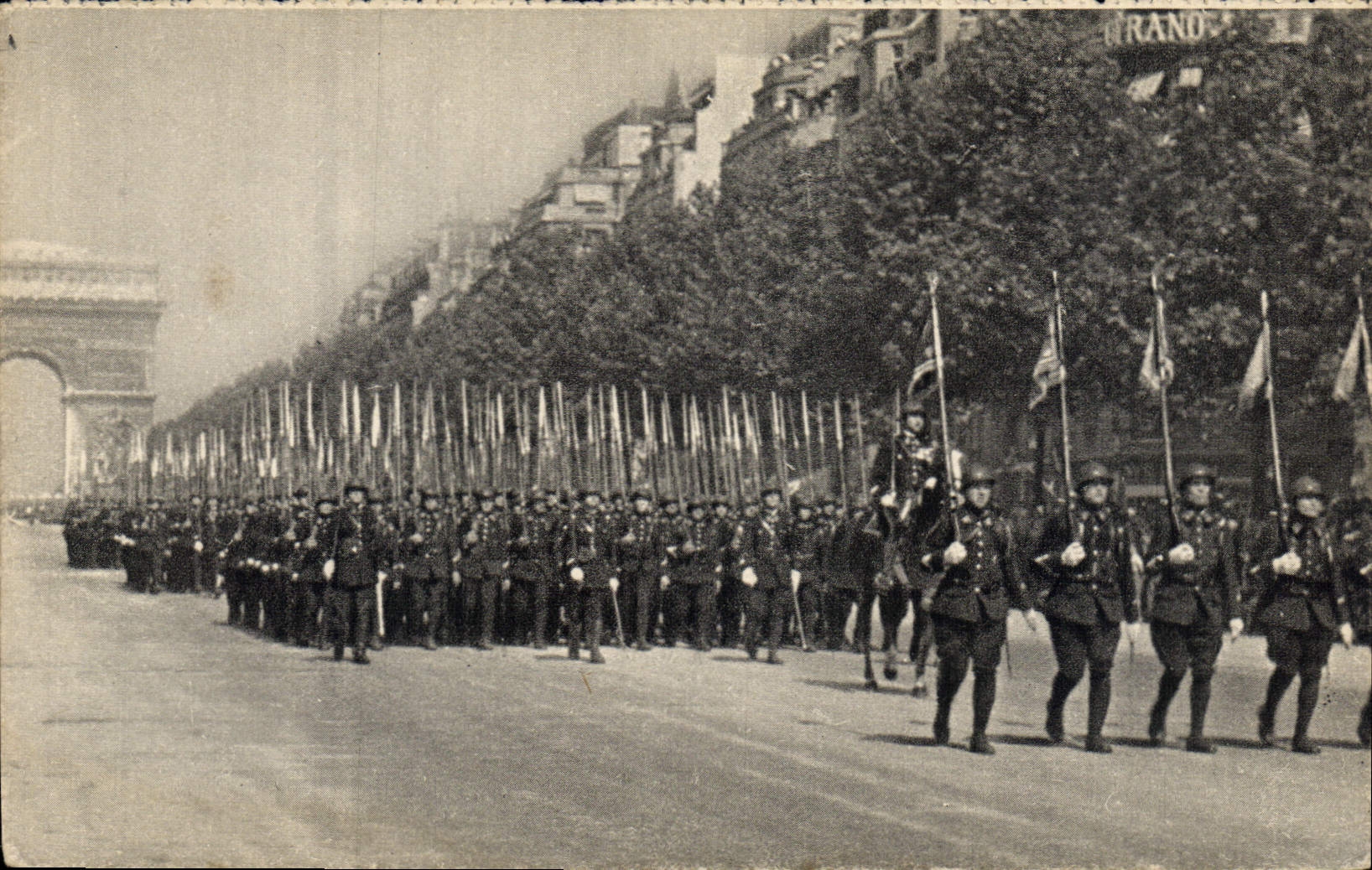 Vintage Postcard Militaria Revue of July 14th the hunters touches bottom Paris Triumphal arch
