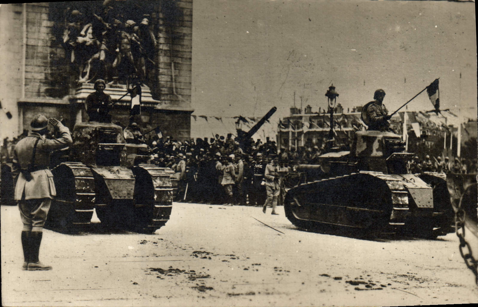 CHART PHOTO Militaria Paris Triumphal arch French Tanks Renault