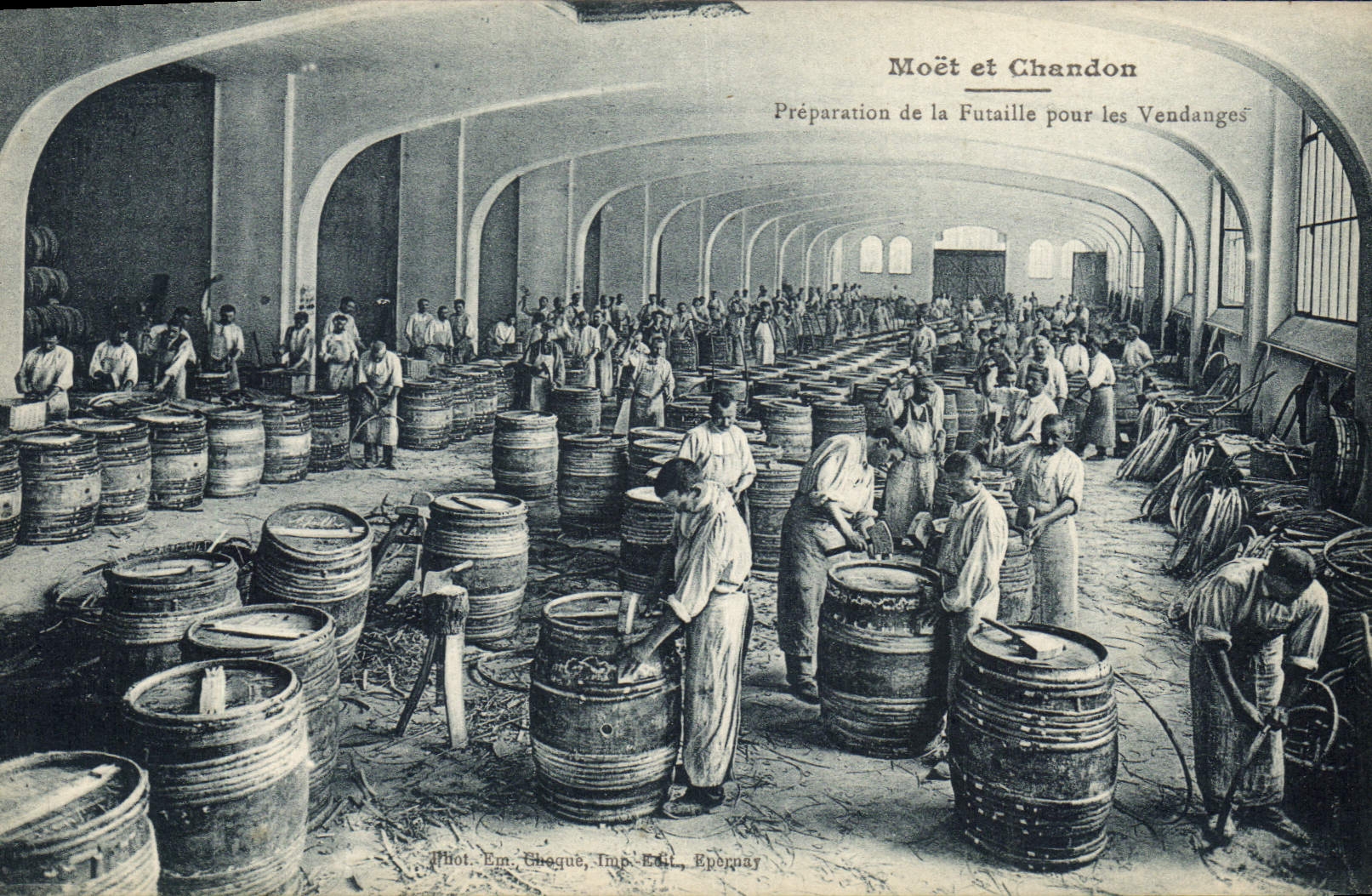 Postal Folclore Vino Viñedo Vendimias Champaña Moet y Chandon Preparación del Barril para las vendimias