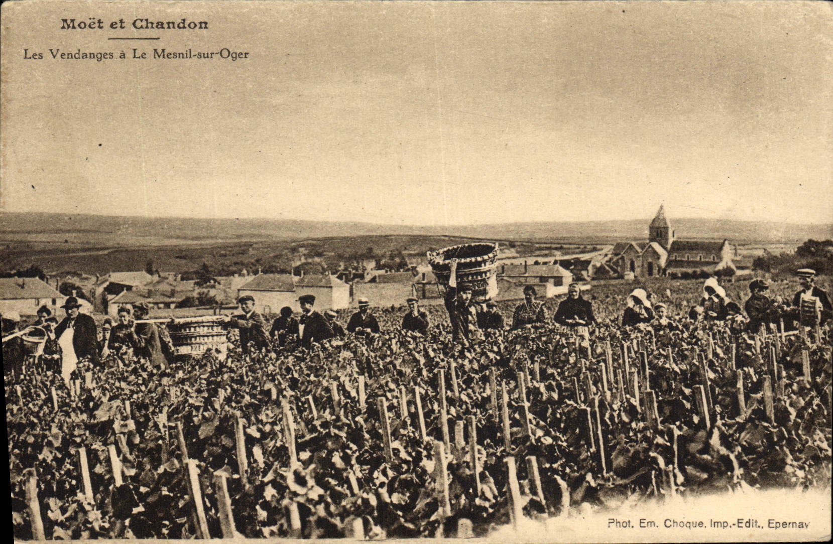 Postal Folclore Vino Viñedo Vendimias Champaña Moet y Chandon las vendimias tienen el Mesnil sobre Oger
