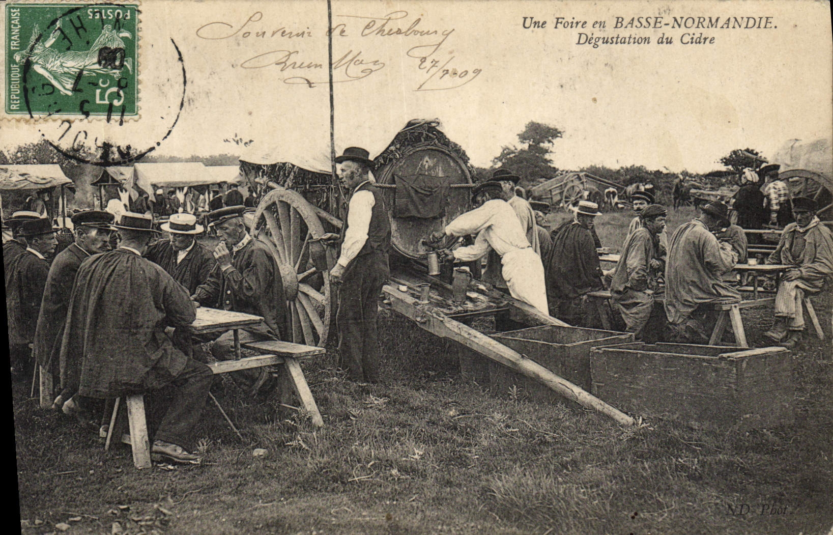 Postal Folclore Vino Viñedo Vendimias una feria en Bajo Normandía Degustación de sidra CUMBRE