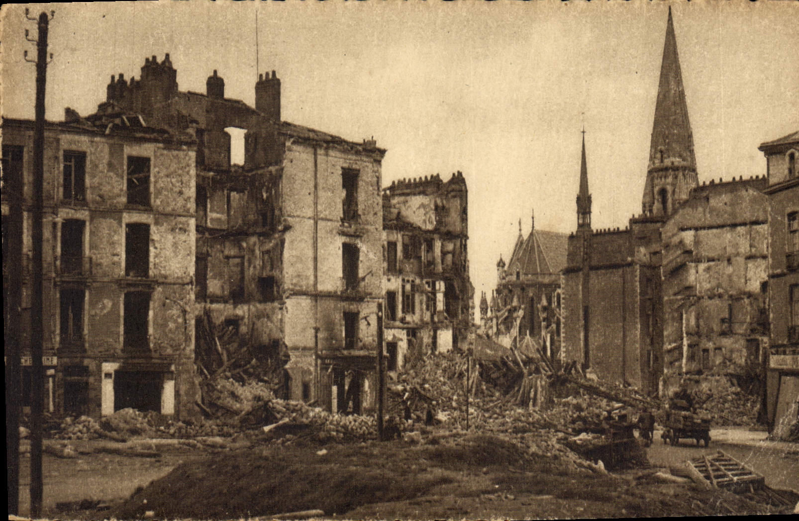 Modern Postcard Militaria Nantes after the bombardments the Brittany place towards the street Grepin
