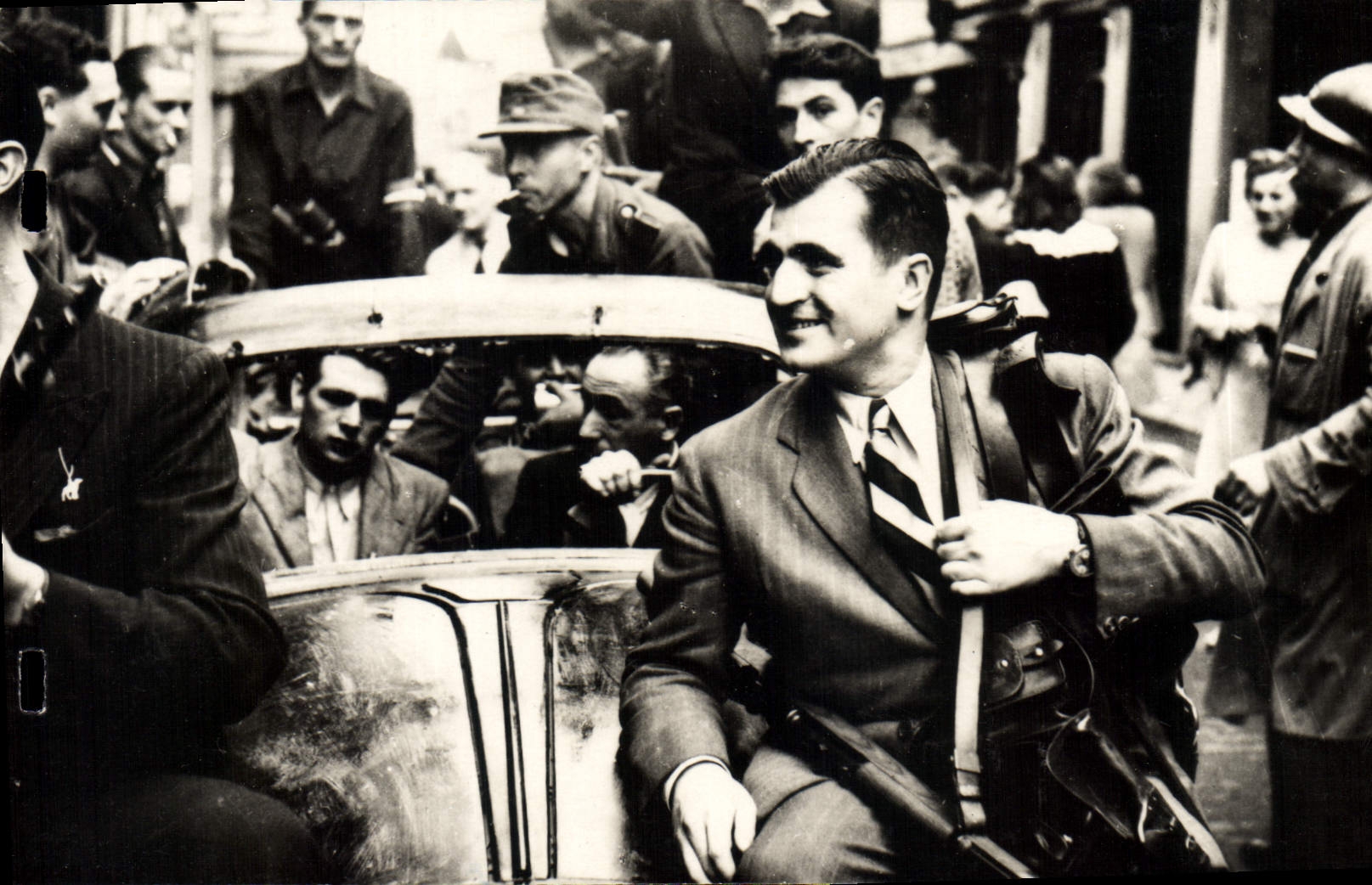 Modern Postcards Militaria the FFI make captive a German and seize his weapons