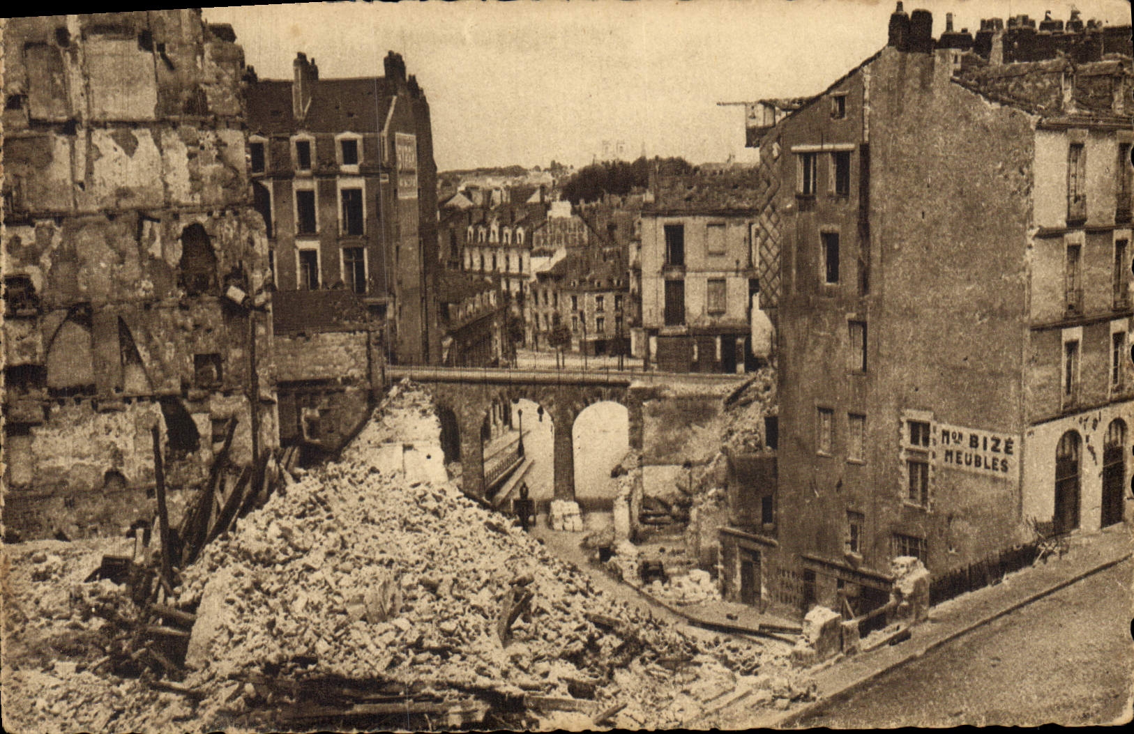 Modern Postcard Militaria Nantes after the bombardments the Street of the Arch Cig towards the Sauvetout bridge