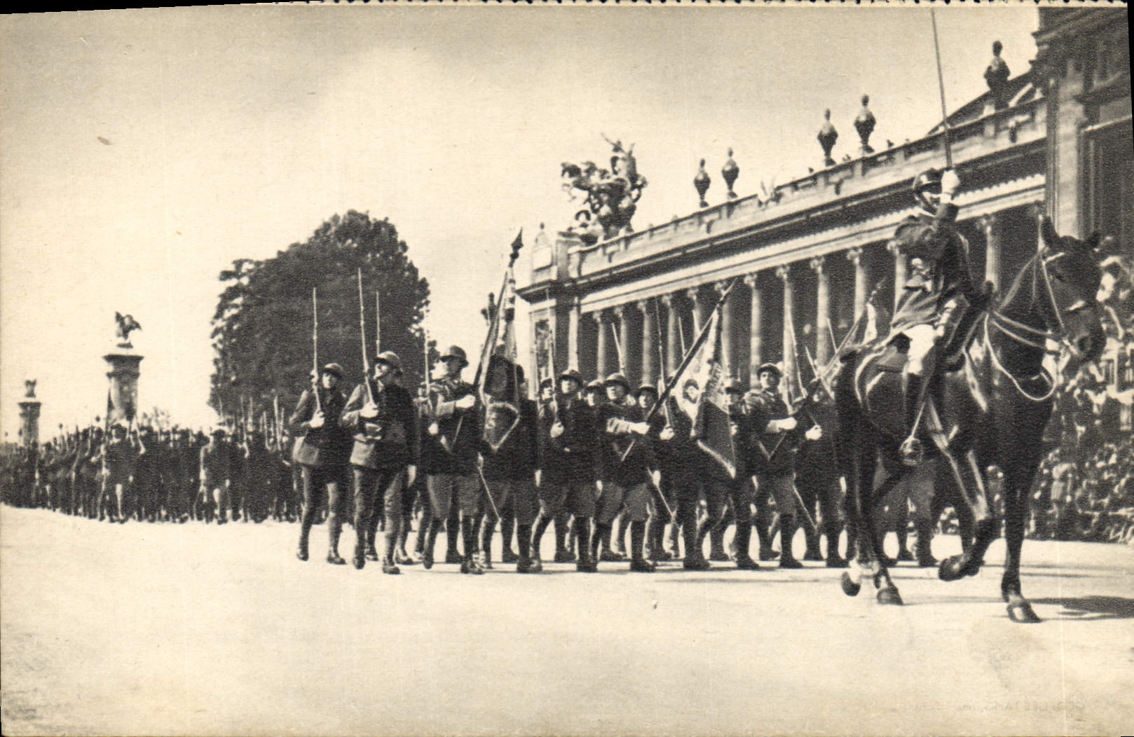 Modern Postcard Militaria Paris Ravelled in front of the Large palace