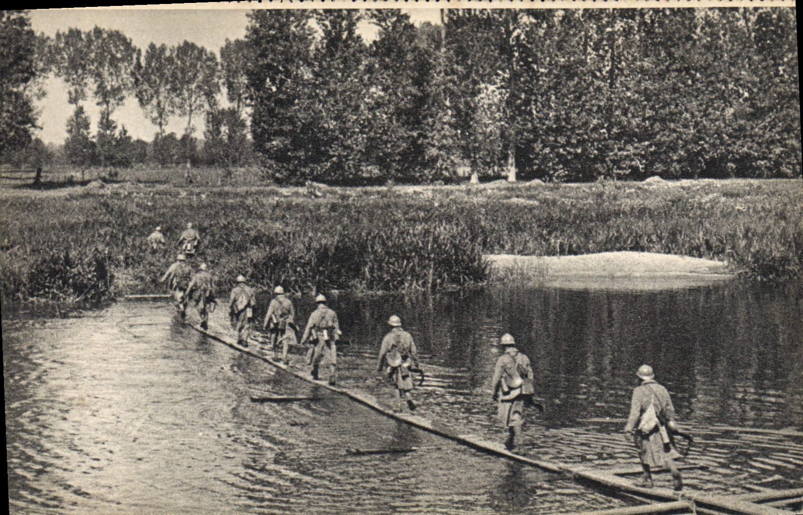 Modern Postcard Militaria light Footbridge of infantry
