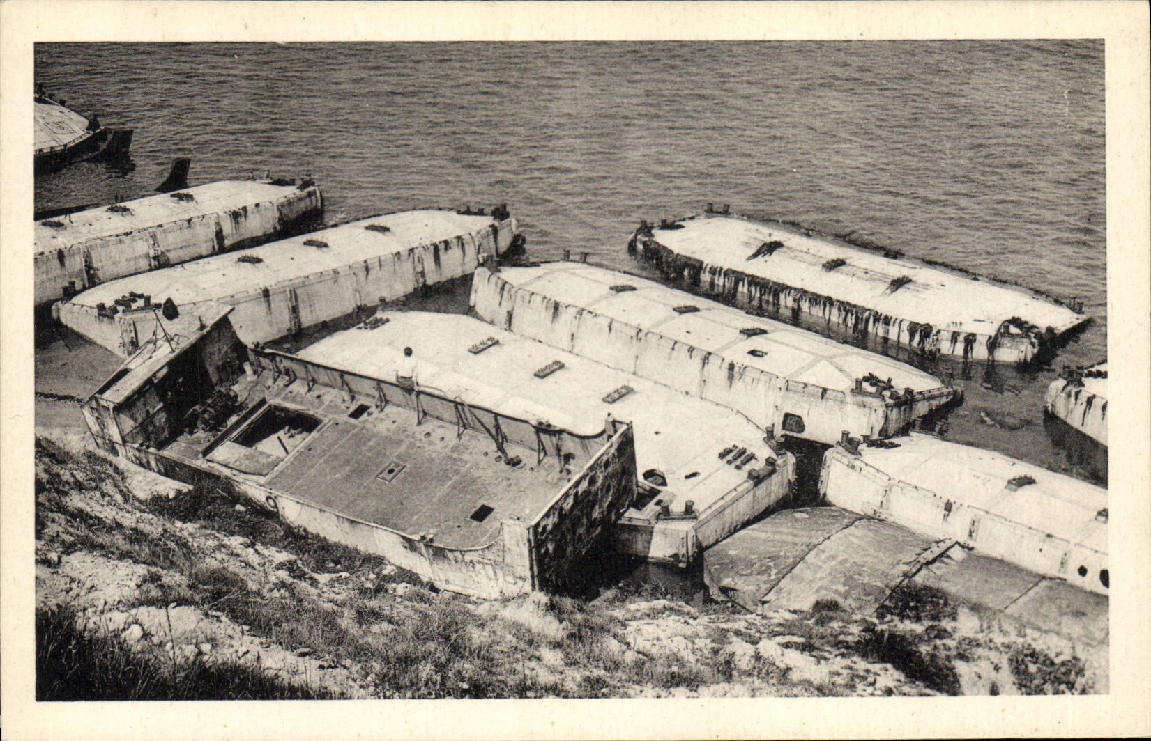 Modern Postcard Militaria Arromanches Petits boats floats out of cement use for the unloading