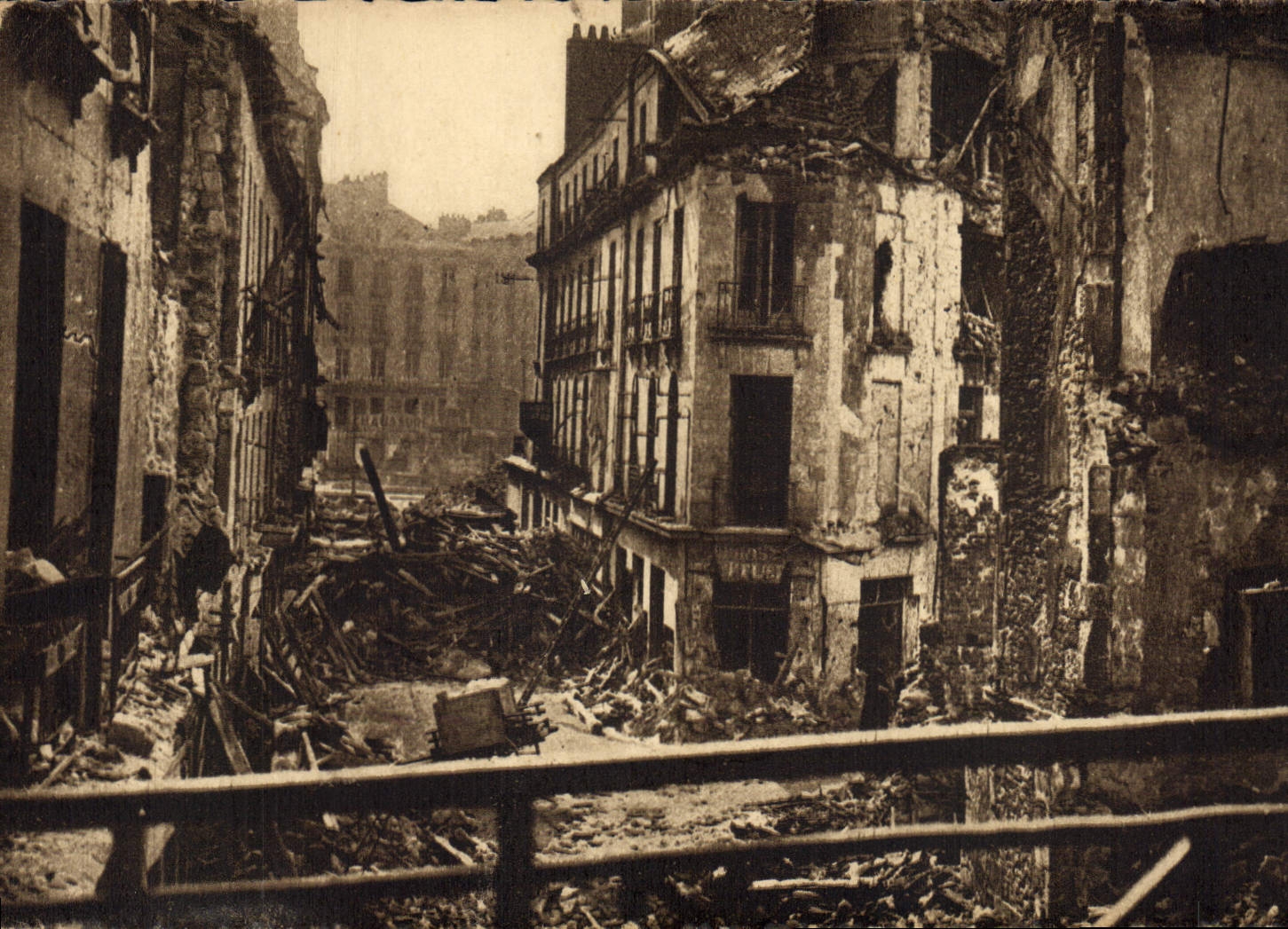 Modern Postcard Militaria Nantes after the bombardments the street of the Arch Cig towards the Royal Place