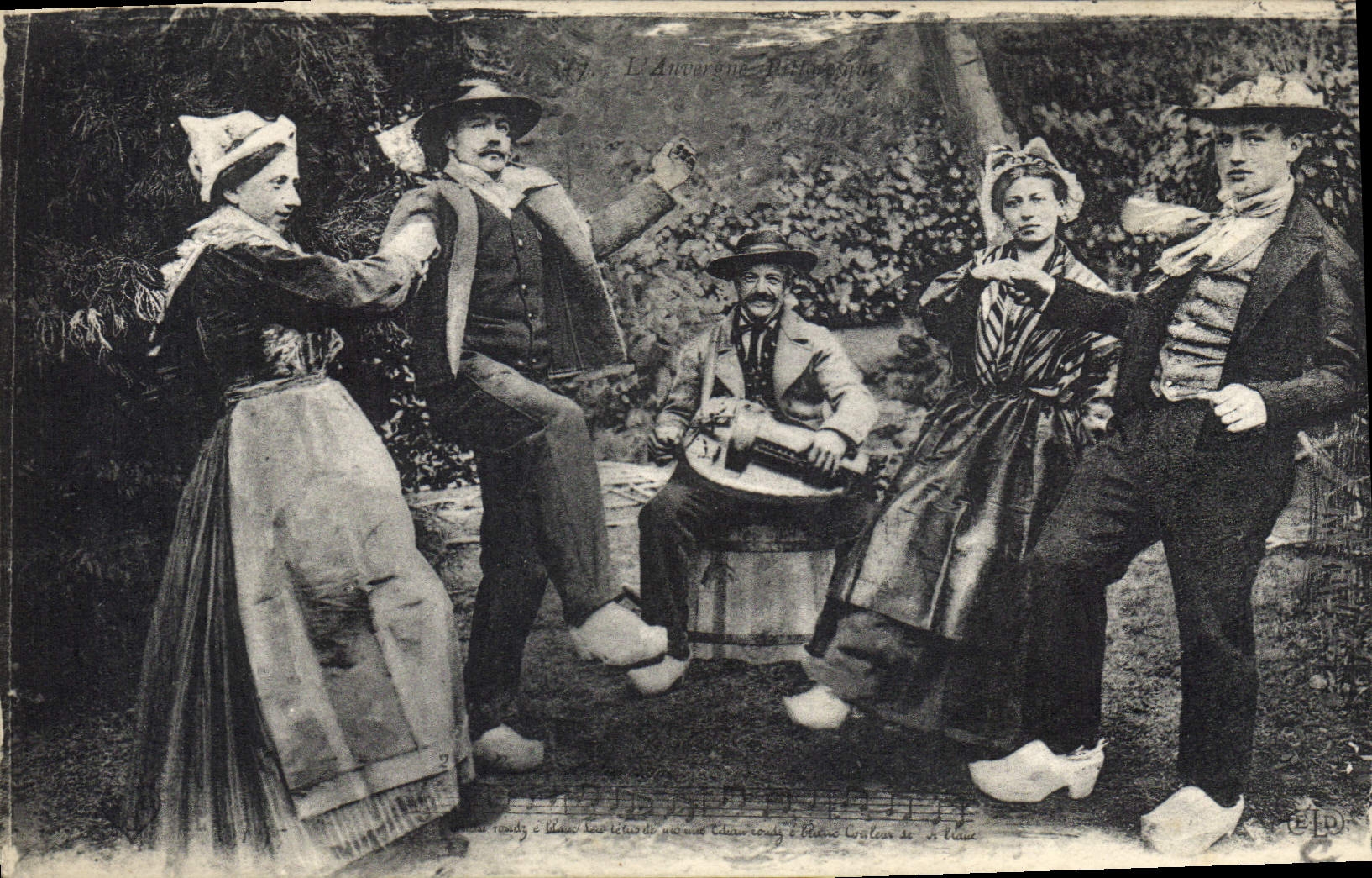 CPA Folklore Auvergne La Bourree 