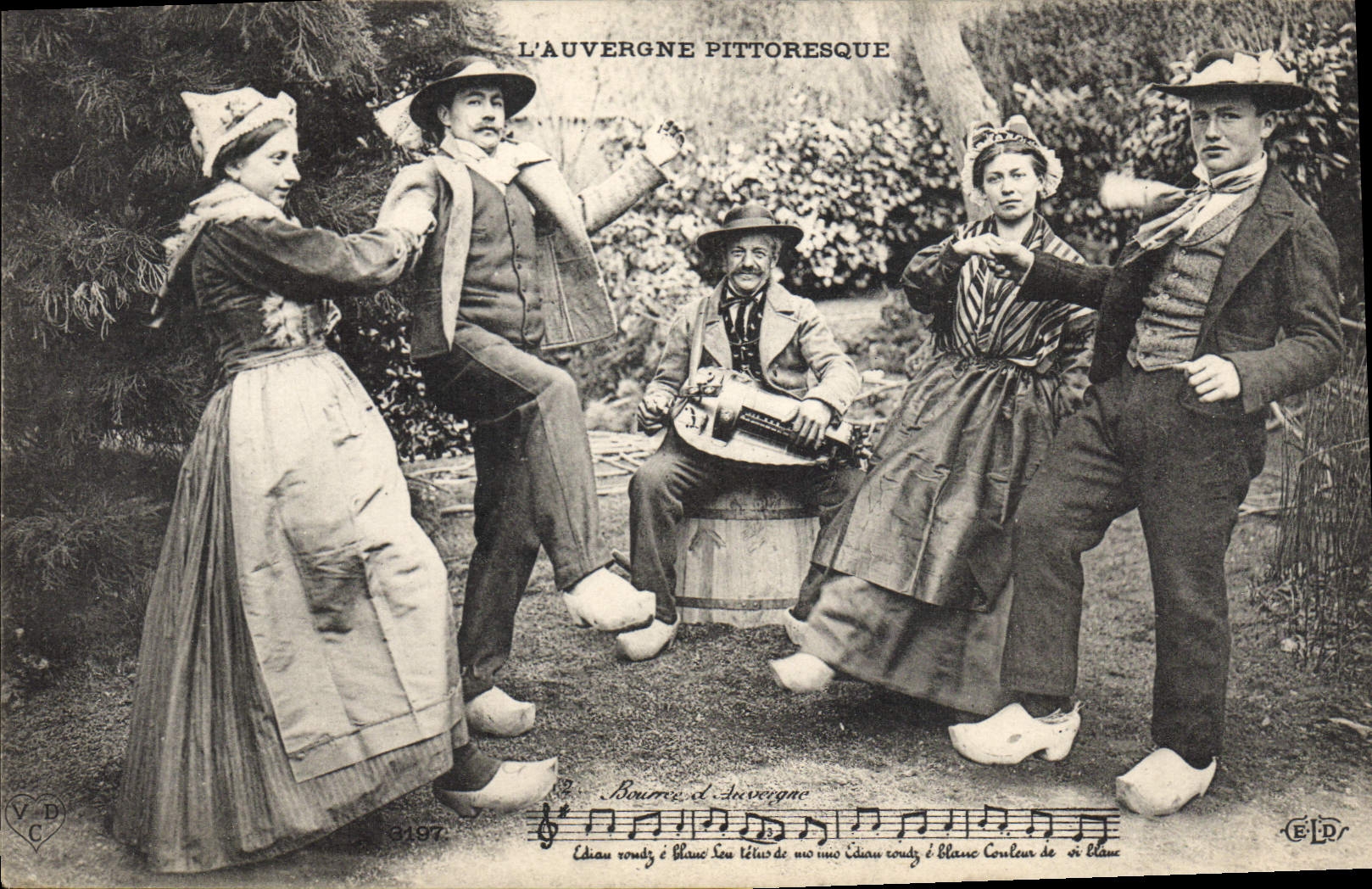 CPA Folklore Auvergne La Bourree 