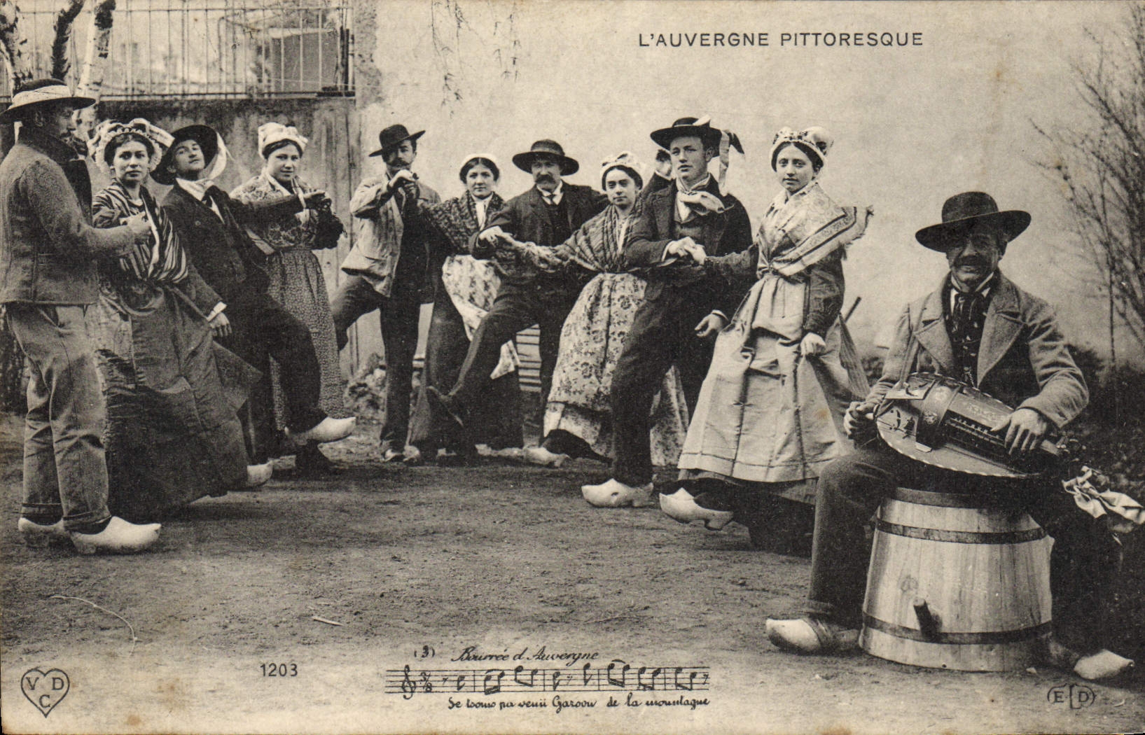CPA Folklore Auvergne La Bourree 