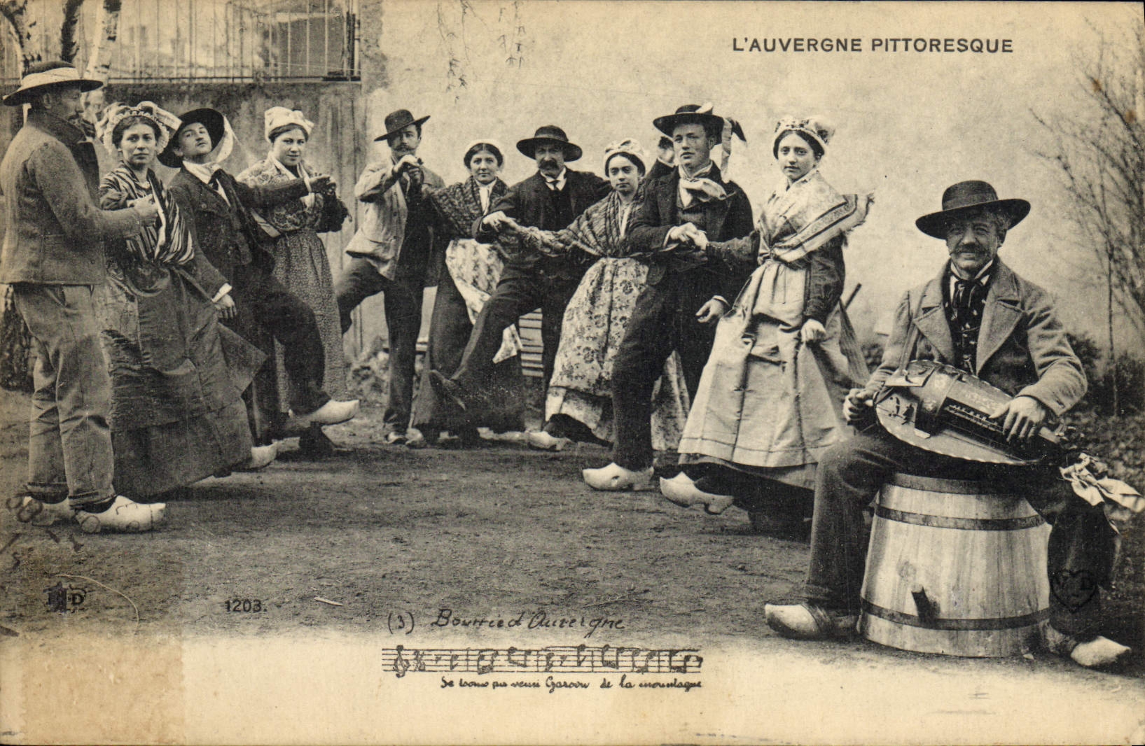 CPA Folklore Auvergne La Bourree 