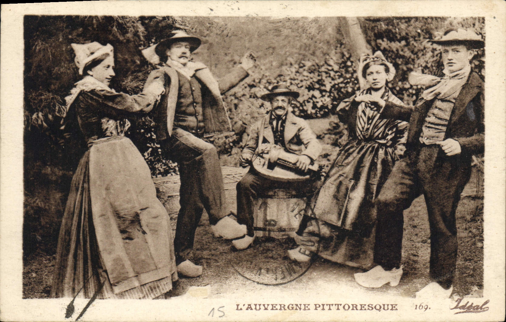 CPA Folklore Auvergne La Bourree 