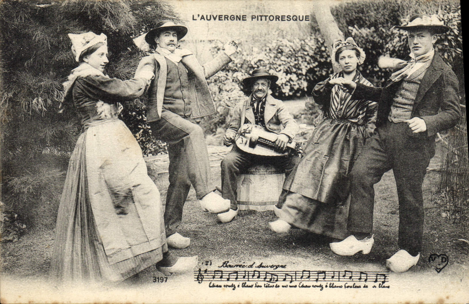 CPA Folklore Auvergne La Bourree 