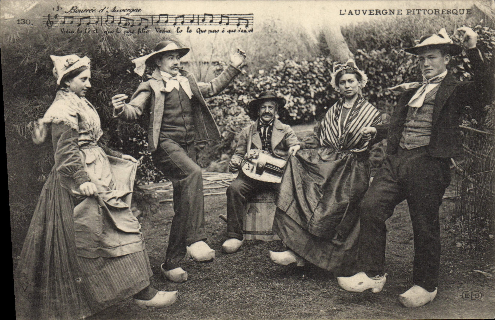 CPA Folklore Auvergne La Bourree 