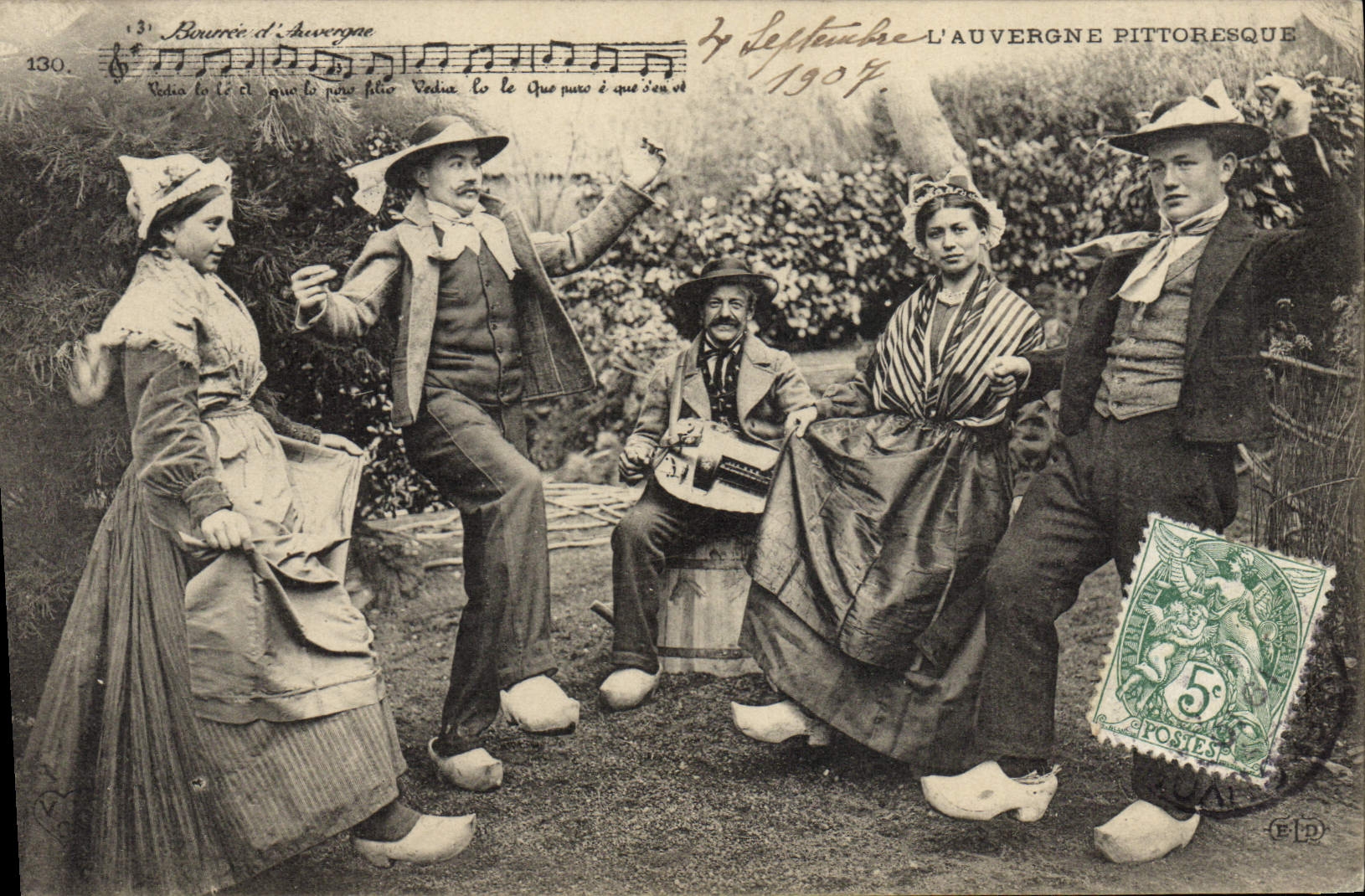 CPA Folklore Auvergne La Bourree 